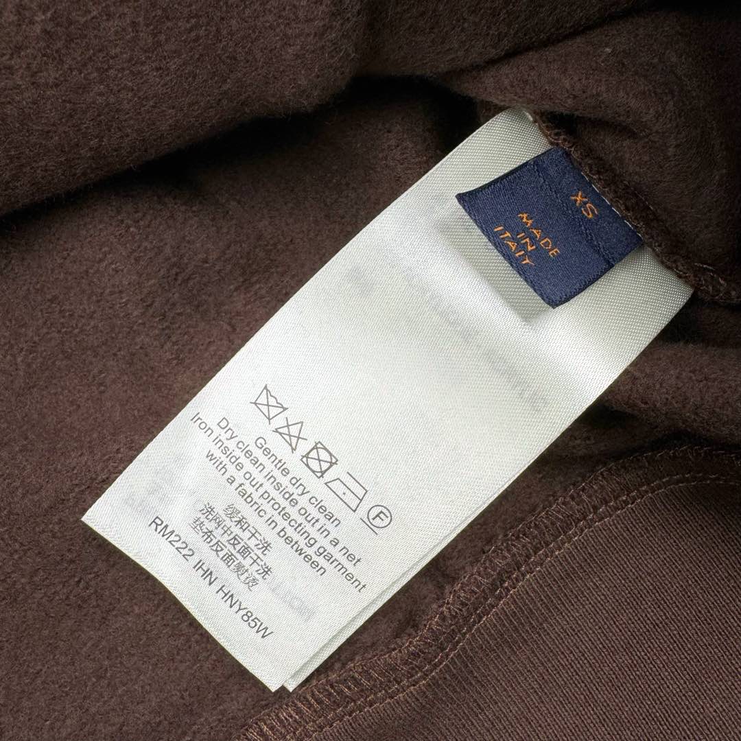 图片[12]-＃GD广顶 LOUIS VUITTON FW22 LV 小蜜蜂Logo卡通图案抽绳连帽长袖卫衣 棕色【面料采用【32s双股精梳棉大毛圈卫衣布】克重【330g】配套【21s+32s圆筒机开幅克重350g罗纹 购入Y版打AB色样订染大货面料颜色 前幅贴好插袋后【扫粉定位手摇绣花】贴蜜蜂黑色白色两双翅膀后再贴蜜蜂整个身体 蜜蜂翅膀采用【36A锦纶材质网纱】满幅人丝线绣花羽翼【纯手工修剪】牙边做成 蜜蜂身体参照Y版对色订染棉纱颜色【小毛巾绣花机】刺绣 相比市场普通版本大毛巾机粗纱线版本 完全【1：1还原毛线密度】视觉效果上颜色更加密实 绒毛更加立体生动 特别是蜜蜂的两个拳头 小毛巾机的密集勾线使其饱满 能体现出紧握有力的感觉 配套【包棉芯6股棉纱订染帽绳】+【手工订喷亮面漆带logo小吊钟】插袋手工缝制品牌【黄铜材质】喷漆小标识 尺码：XS S M L-选品中心