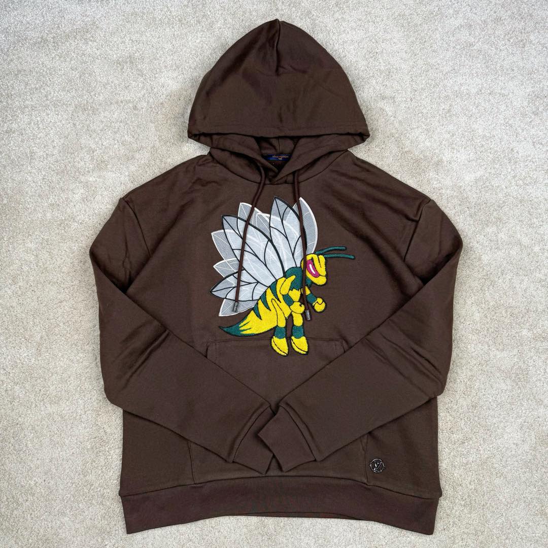 图片[2]-＃GD广顶 LOUIS VUITTON FW22 LV 小蜜蜂Logo卡通图案抽绳连帽长袖卫衣 棕色【面料采用【32s双股精梳棉大毛圈卫衣布】克重【330g】配套【21s+32s圆筒机开幅克重350g罗纹 购入Y版打AB色样订染大货面料颜色 前幅贴好插袋后【扫粉定位手摇绣花】贴蜜蜂黑色白色两双翅膀后再贴蜜蜂整个身体 蜜蜂翅膀采用【36A锦纶材质网纱】满幅人丝线绣花羽翼【纯手工修剪】牙边做成 蜜蜂身体参照Y版对色订染棉纱颜色【小毛巾绣花机】刺绣 相比市场普通版本大毛巾机粗纱线版本 完全【1：1还原毛线密度】视觉效果上颜色更加密实 绒毛更加立体生动 特别是蜜蜂的两个拳头 小毛巾机的密集勾线使其饱满 能体现出紧握有力的感觉 配套【包棉芯6股棉纱订染帽绳】+【手工订喷亮面漆带logo小吊钟】插袋手工缝制品牌【黄铜材质】喷漆小标识 尺码：XS S M L-选品中心