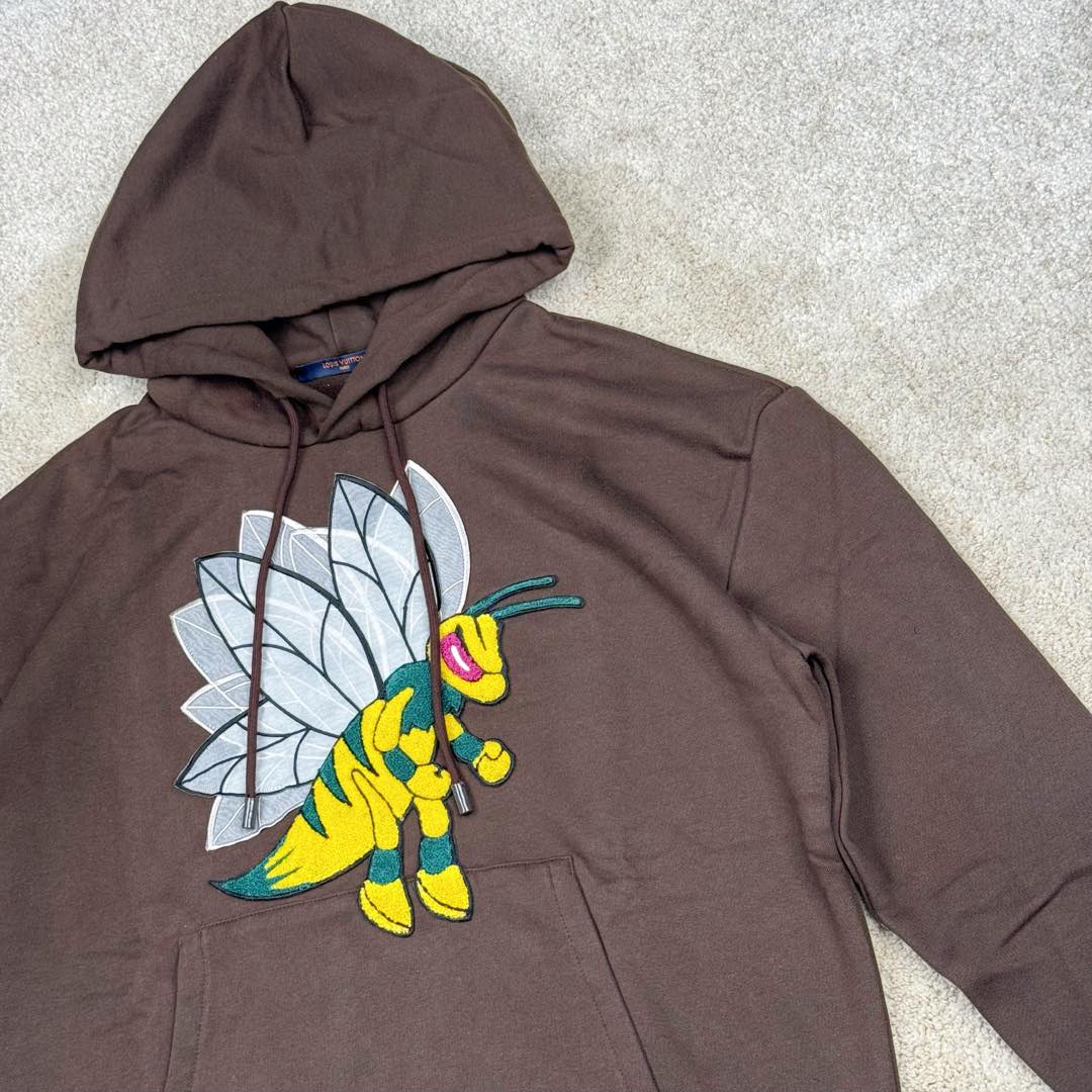 图片[7]-＃GD广顶 LOUIS VUITTON FW22 LV 小蜜蜂Logo卡通图案抽绳连帽长袖卫衣 棕色【面料采用【32s双股精梳棉大毛圈卫衣布】克重【330g】配套【21s+32s圆筒机开幅克重350g罗纹 购入Y版打AB色样订染大货面料颜色 前幅贴好插袋后【扫粉定位手摇绣花】贴蜜蜂黑色白色两双翅膀后再贴蜜蜂整个身体 蜜蜂翅膀采用【36A锦纶材质网纱】满幅人丝线绣花羽翼【纯手工修剪】牙边做成 蜜蜂身体参照Y版对色订染棉纱颜色【小毛巾绣花机】刺绣 相比市场普通版本大毛巾机粗纱线版本 完全【1：1还原毛线密度】视觉效果上颜色更加密实 绒毛更加立体生动 特别是蜜蜂的两个拳头 小毛巾机的密集勾线使其饱满 能体现出紧握有力的感觉 配套【包棉芯6股棉纱订染帽绳】+【手工订喷亮面漆带logo小吊钟】插袋手工缝制品牌【黄铜材质】喷漆小标识 尺码：XS S M L-选品中心