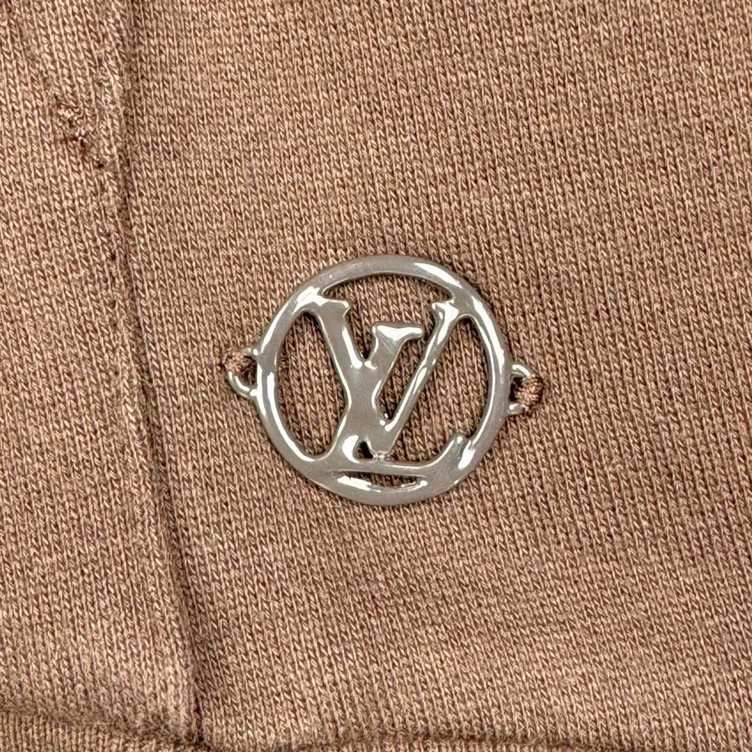 图片[11]-＃GD广顶 LOUIS VUITTON FW22 LV 小蜜蜂Logo卡通图案抽绳连帽长袖卫衣 棕色【面料采用【32s双股精梳棉大毛圈卫衣布】克重【330g】配套【21s+32s圆筒机开幅克重350g罗纹 购入Y版打AB色样订染大货面料颜色 前幅贴好插袋后【扫粉定位手摇绣花】贴蜜蜂黑色白色两双翅膀后再贴蜜蜂整个身体 蜜蜂翅膀采用【36A锦纶材质网纱】满幅人丝线绣花羽翼【纯手工修剪】牙边做成 蜜蜂身体参照Y版对色订染棉纱颜色【小毛巾绣花机】刺绣 相比市场普通版本大毛巾机粗纱线版本 完全【1：1还原毛线密度】视觉效果上颜色更加密实 绒毛更加立体生动 特别是蜜蜂的两个拳头 小毛巾机的密集勾线使其饱满 能体现出紧握有力的感觉 配套【包棉芯6股棉纱订染帽绳】+【手工订喷亮面漆带logo小吊钟】插袋手工缝制品牌【黄铜材质】喷漆小标识 尺码：XS S M L-选品中心