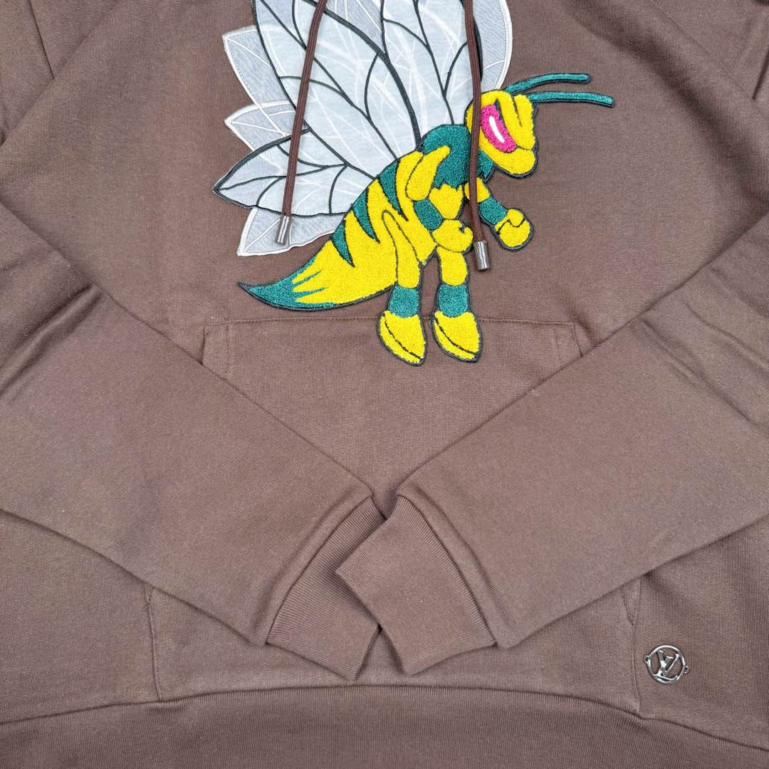 图片[10]-＃GD广顶 LOUIS VUITTON FW22 LV 小蜜蜂Logo卡通图案抽绳连帽长袖卫衣 棕色【面料采用【32s双股精梳棉大毛圈卫衣布】克重【330g】配套【21s+32s圆筒机开幅克重350g罗纹 购入Y版打AB色样订染大货面料颜色 前幅贴好插袋后【扫粉定位手摇绣花】贴蜜蜂黑色白色两双翅膀后再贴蜜蜂整个身体 蜜蜂翅膀采用【36A锦纶材质网纱】满幅人丝线绣花羽翼【纯手工修剪】牙边做成 蜜蜂身体参照Y版对色订染棉纱颜色【小毛巾绣花机】刺绣 相比市场普通版本大毛巾机粗纱线版本 完全【1：1还原毛线密度】视觉效果上颜色更加密实 绒毛更加立体生动 特别是蜜蜂的两个拳头 小毛巾机的密集勾线使其饱满 能体现出紧握有力的感觉 配套【包棉芯6股棉纱订染帽绳】+【手工订喷亮面漆带logo小吊钟】插袋手工缝制品牌【黄铜材质】喷漆小标识 尺码：XS S M L-选品中心