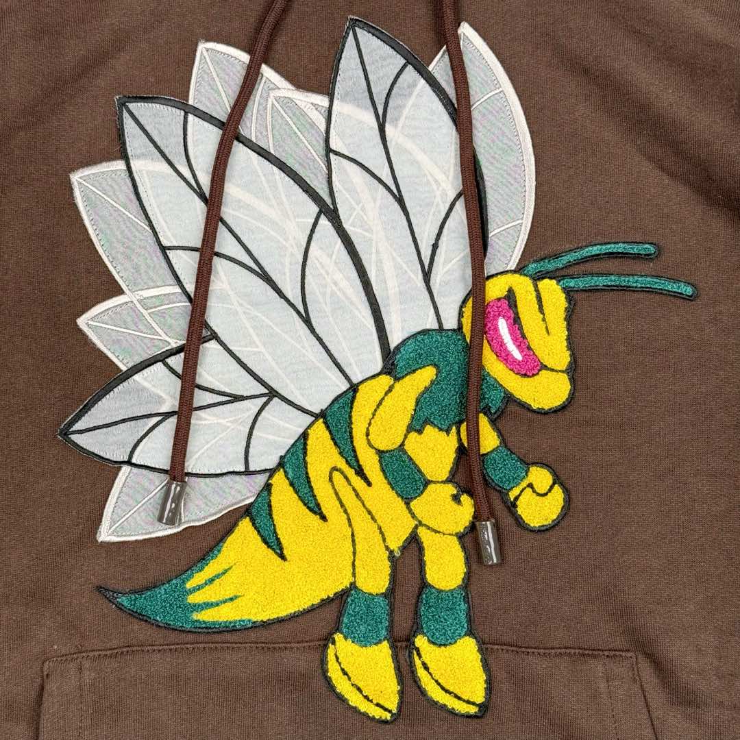 图片[9]-＃GD广顶 LOUIS VUITTON FW22 LV 小蜜蜂Logo卡通图案抽绳连帽长袖卫衣 棕色【面料采用【32s双股精梳棉大毛圈卫衣布】克重【330g】配套【21s+32s圆筒机开幅克重350g罗纹 购入Y版打AB色样订染大货面料颜色 前幅贴好插袋后【扫粉定位手摇绣花】贴蜜蜂黑色白色两双翅膀后再贴蜜蜂整个身体 蜜蜂翅膀采用【36A锦纶材质网纱】满幅人丝线绣花羽翼【纯手工修剪】牙边做成 蜜蜂身体参照Y版对色订染棉纱颜色【小毛巾绣花机】刺绣 相比市场普通版本大毛巾机粗纱线版本 完全【1：1还原毛线密度】视觉效果上颜色更加密实 绒毛更加立体生动 特别是蜜蜂的两个拳头 小毛巾机的密集勾线使其饱满 能体现出紧握有力的感觉 配套【包棉芯6股棉纱订染帽绳】+【手工订喷亮面漆带logo小吊钟】插袋手工缝制品牌【黄铜材质】喷漆小标识 尺码：XS S M L-选品中心