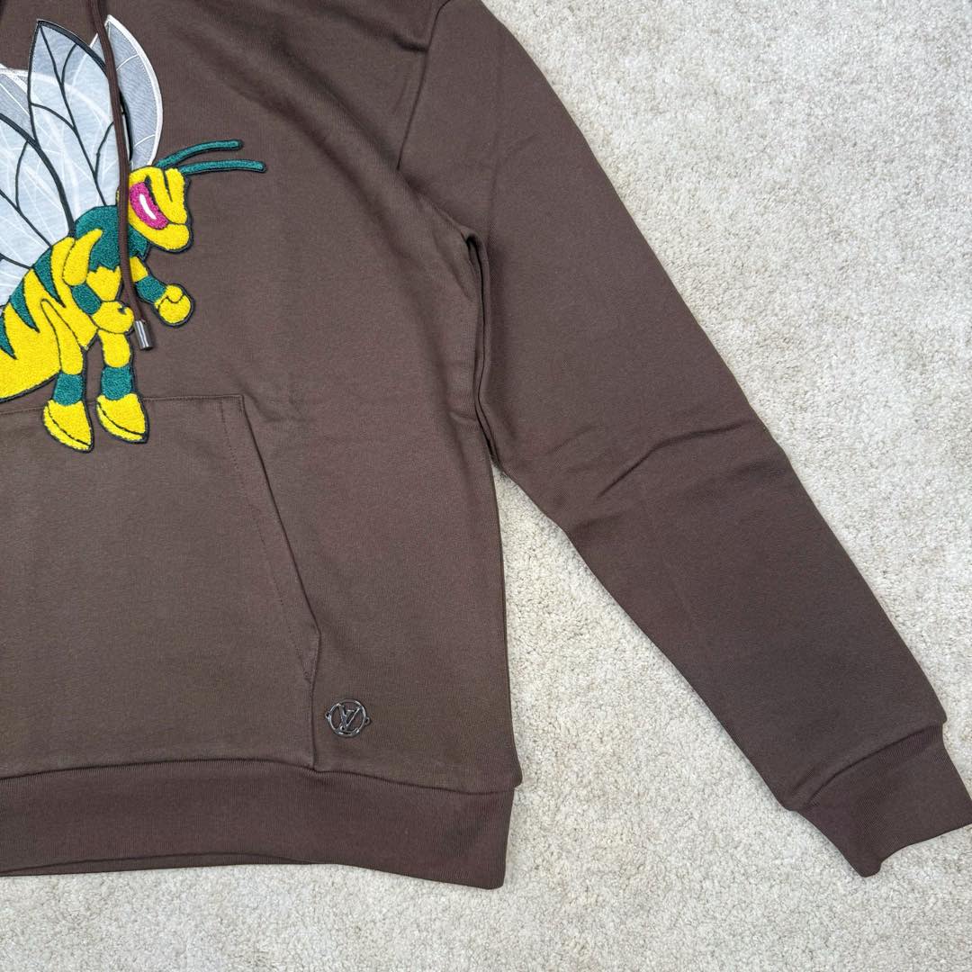 图片[6]-＃GD广顶 LOUIS VUITTON FW22 LV 小蜜蜂Logo卡通图案抽绳连帽长袖卫衣 棕色【面料采用【32s双股精梳棉大毛圈卫衣布】克重【330g】配套【21s+32s圆筒机开幅克重350g罗纹 购入Y版打AB色样订染大货面料颜色 前幅贴好插袋后【扫粉定位手摇绣花】贴蜜蜂黑色白色两双翅膀后再贴蜜蜂整个身体 蜜蜂翅膀采用【36A锦纶材质网纱】满幅人丝线绣花羽翼【纯手工修剪】牙边做成 蜜蜂身体参照Y版对色订染棉纱颜色【小毛巾绣花机】刺绣 相比市场普通版本大毛巾机粗纱线版本 完全【1：1还原毛线密度】视觉效果上颜色更加密实 绒毛更加立体生动 特别是蜜蜂的两个拳头 小毛巾机的密集勾线使其饱满 能体现出紧握有力的感觉 配套【包棉芯6股棉纱订染帽绳】+【手工订喷亮面漆带logo小吊钟】插袋手工缝制品牌【黄铜材质】喷漆小标识 尺码：XS S M L-选品中心