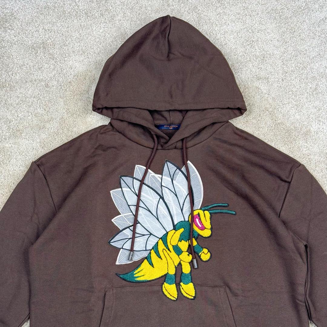 图片[4]-＃GD广顶 LOUIS VUITTON FW22 LV 小蜜蜂Logo卡通图案抽绳连帽长袖卫衣 棕色【面料采用【32s双股精梳棉大毛圈卫衣布】克重【330g】配套【21s+32s圆筒机开幅克重350g罗纹 购入Y版打AB色样订染大货面料颜色 前幅贴好插袋后【扫粉定位手摇绣花】贴蜜蜂黑色白色两双翅膀后再贴蜜蜂整个身体 蜜蜂翅膀采用【36A锦纶材质网纱】满幅人丝线绣花羽翼【纯手工修剪】牙边做成 蜜蜂身体参照Y版对色订染棉纱颜色【小毛巾绣花机】刺绣 相比市场普通版本大毛巾机粗纱线版本 完全【1：1还原毛线密度】视觉效果上颜色更加密实 绒毛更加立体生动 特别是蜜蜂的两个拳头 小毛巾机的密集勾线使其饱满 能体现出紧握有力的感觉 配套【包棉芯6股棉纱订染帽绳】+【手工订喷亮面漆带logo小吊钟】插袋手工缝制品牌【黄铜材质】喷漆小标识 尺码：XS S M L-选品中心
