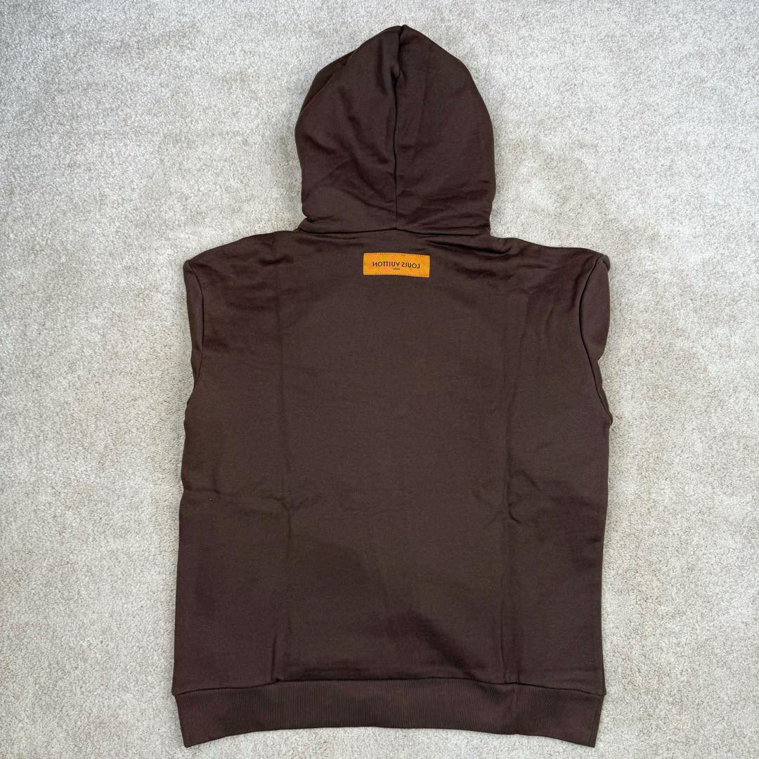 图片[3]-＃GD广顶 LOUIS VUITTON FW22 LV 小蜜蜂Logo卡通图案抽绳连帽长袖卫衣 棕色【面料采用【32s双股精梳棉大毛圈卫衣布】克重【330g】配套【21s+32s圆筒机开幅克重350g罗纹 购入Y版打AB色样订染大货面料颜色 前幅贴好插袋后【扫粉定位手摇绣花】贴蜜蜂黑色白色两双翅膀后再贴蜜蜂整个身体 蜜蜂翅膀采用【36A锦纶材质网纱】满幅人丝线绣花羽翼【纯手工修剪】牙边做成 蜜蜂身体参照Y版对色订染棉纱颜色【小毛巾绣花机】刺绣 相比市场普通版本大毛巾机粗纱线版本 完全【1：1还原毛线密度】视觉效果上颜色更加密实 绒毛更加立体生动 特别是蜜蜂的两个拳头 小毛巾机的密集勾线使其饱满 能体现出紧握有力的感觉 配套【包棉芯6股棉纱订染帽绳】+【手工订喷亮面漆带logo小吊钟】插袋手工缝制品牌【黄铜材质】喷漆小标识 尺码：XS S M L-选品中心