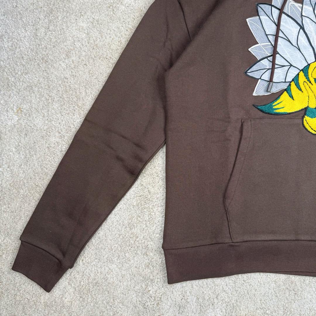 图片[5]-＃GD广顶 LOUIS VUITTON FW22 LV 小蜜蜂Logo卡通图案抽绳连帽长袖卫衣 棕色【面料采用【32s双股精梳棉大毛圈卫衣布】克重【330g】配套【21s+32s圆筒机开幅克重350g罗纹 购入Y版打AB色样订染大货面料颜色 前幅贴好插袋后【扫粉定位手摇绣花】贴蜜蜂黑色白色两双翅膀后再贴蜜蜂整个身体 蜜蜂翅膀采用【36A锦纶材质网纱】满幅人丝线绣花羽翼【纯手工修剪】牙边做成 蜜蜂身体参照Y版对色订染棉纱颜色【小毛巾绣花机】刺绣 相比市场普通版本大毛巾机粗纱线版本 完全【1：1还原毛线密度】视觉效果上颜色更加密实 绒毛更加立体生动 特别是蜜蜂的两个拳头 小毛巾机的密集勾线使其饱满 能体现出紧握有力的感觉 配套【包棉芯6股棉纱订染帽绳】+【手工订喷亮面漆带logo小吊钟】插袋手工缝制品牌【黄铜材质】喷漆小标识 尺码：XS S M L-选品中心