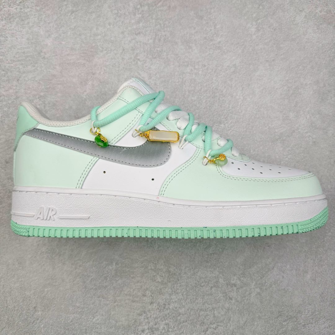 NK Air Force 1´07 Low 空军一号低帮百搭休闲运动板鞋XV7981-476 柔软、弹性十足的缓震性能和出色的中底设计 横跨复古与现代的外型结合 造就出风靡全球 三十多年的Force 1 直到今天还深受青睐 尺码：36 36.5 37.5 38 38.5 39 40 40.5 41 42 42.5 43 44 44.5 45-选品中心