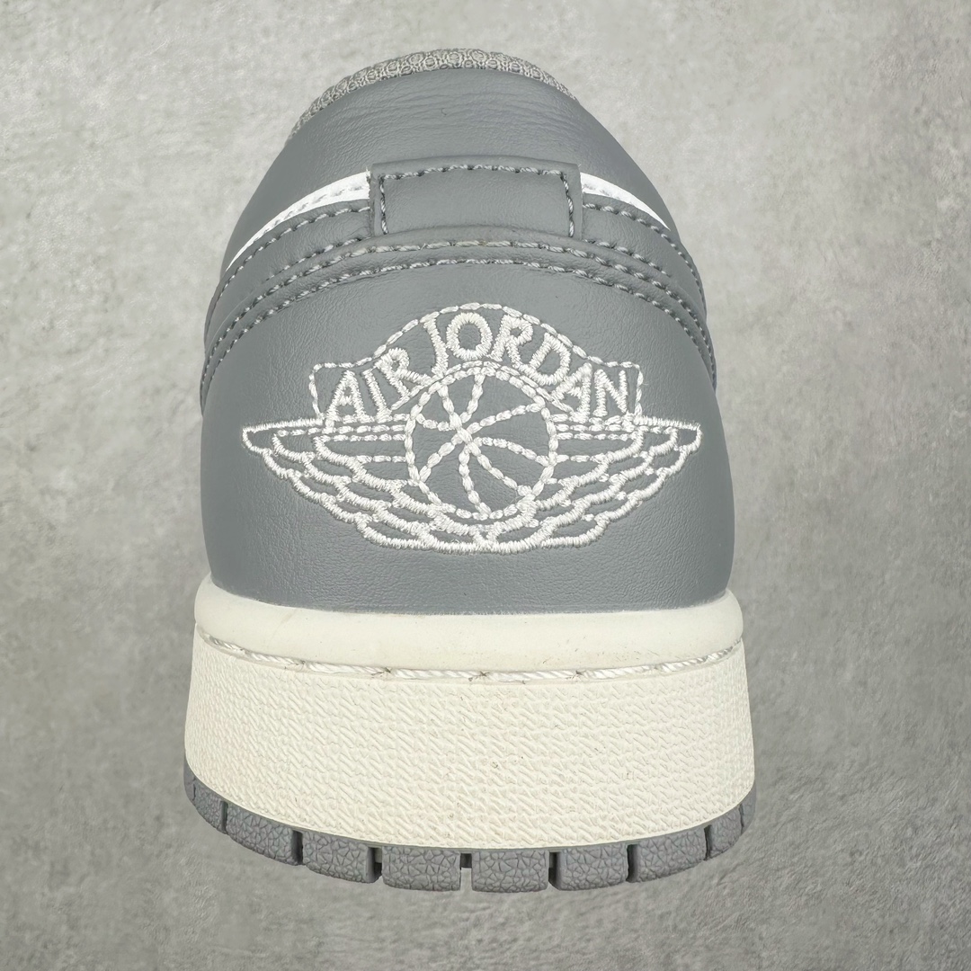 图片[8]-＃纯原福利特价 Air Jordan AJ1 Low 低帮系列 百分百全新货品 零氧化发霉 给足利润空间操作 超乎所想的高性价比 原装楦头纸板开发 完美鞋型 超高清洁度 鞋型不臃肿别扭 原厂内置全掌气垫 A模大底 鞋舌AJ原厂专用牛津布 AJ专用反口珍珠布 原厂无杂质高弹内里海棉 特殊封边弹力鞋带 原鞋开模 拒绝公底 购置公司同步原材料 都有细节原汁原味 忠于原版 尺码：36 36.5 37.5 38 38.5 39 40 40.5 41 42 42.5 43 44 44.5 45 46-选品中心