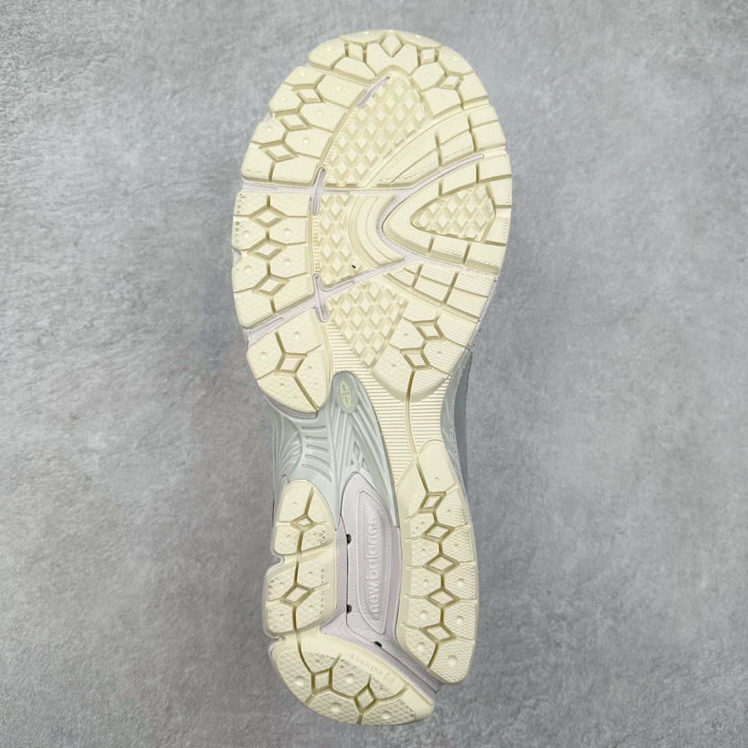 图片[9]-New Balance M1906R NB新百伦系列复古老爹风休闲运动慢跑鞋 采用轻质牛剖革拼接透气网眼衬垫织物鞋面材质 T-Beam大底提供足步弓支撑 保持步态稳定#后跟搭载外露缓震胶 鞋身整体以各种深浅不一的灰色覆盖 鞋头以淡蓝色调装饰，网眼衬垫通过不规律的色块实现做旧的美感 泛黄的鞋底更是进一步增添了复古气息 尺码：36 37 37.5 38 38.5 39.5 40 40.5 41.5 42 42.5 43 44 45-选品中心