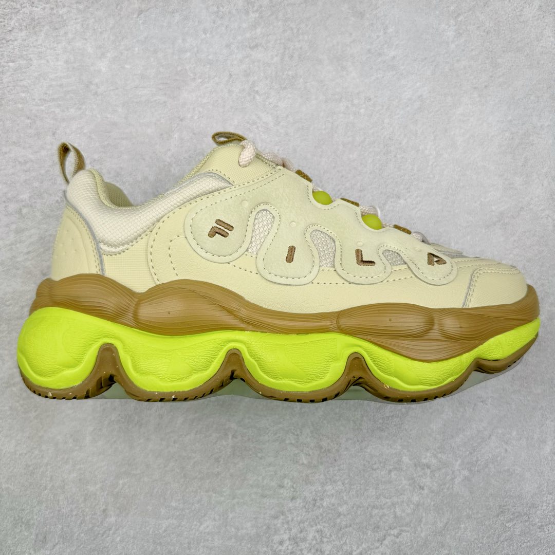 FILA PEASE 斐乐豌豆鞋舒适百搭防滑耐磨低帮生活休闲鞋老爹鞋 FILA的植物系穿搭深谙潮流之道，Clean-Fit的清新风格深深影响着City Boys & Girls。豌豆鞋的外观可谓一眼入魂，设计灵感来源于豌豆荚碱水面包，在鞋廓形保留薄款面包鞋DNA的基础上，发展并创新“面包鞋”风格，如垂挂豆子的鞋面，双层双色中底的鞋底都为这双鞋增添了独特的辨识度。独有的圆鼓豌豆形鞋面设计，鞋面革料做鼓，犹如一颗颗垂挂的豆子，圆润可爱，充满趣味；双层豌豆荚中底设计上层轻能发泡豆荚，下层柔能发泡豌豆形中底，打造圆润软弹、形象有趣的豌豆荚中底。饱满的外形带来温暖质感，上脚圆润，凸显腿部线条，时尚百搭。作为今年秋冬的出街鞋款，实在太合适不过了。豌豆鞋不仅外观令人过目不忘，并且脚感出众，独家的发泡材料提供了轻质软弹的舒适度，即便日行两万步也不会觉得疲惫，同时适应各种穿着场合，轻松搭配各种服饰。尺码：36 36.5 37.5 38 38.5 39 40 40.5 41 42 42.5 43 44 44.5 45-选品中心