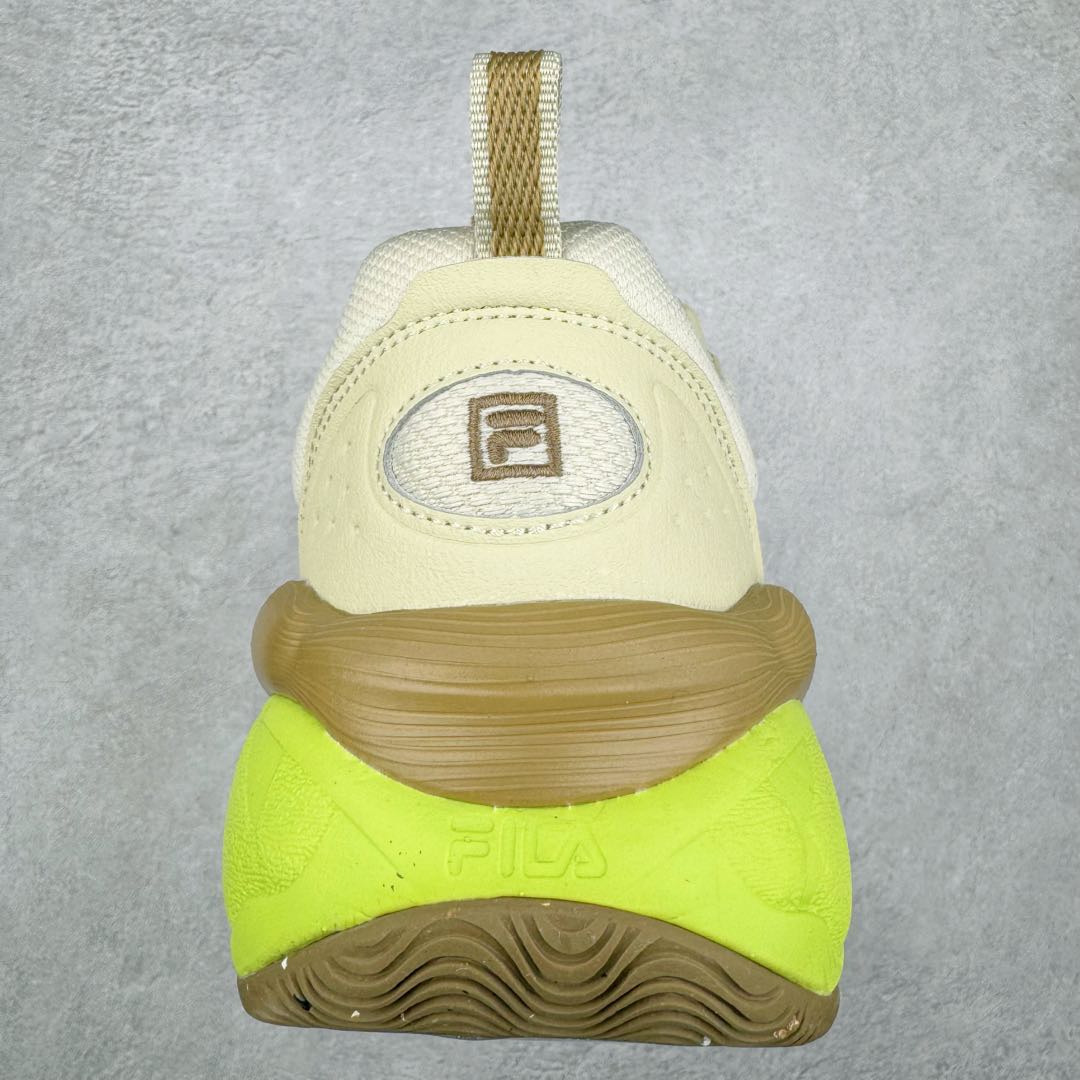 图片[8]-FILA PEASE 斐乐豌豆鞋舒适百搭防滑耐磨低帮生活休闲鞋老爹鞋 FILA的植物系穿搭深谙潮流之道，Clean-Fit的清新风格深深影响着City Boys & Girls。豌豆鞋的外观可谓一眼入魂，设计灵感来源于豌豆荚碱水面包，在鞋廓形保留薄款面包鞋DNA的基础上，发展并创新“面包鞋”风格，如垂挂豆子的鞋面，双层双色中底的鞋底都为这双鞋增添了独特的辨识度。独有的圆鼓豌豆形鞋面设计，鞋面革料做鼓，犹如一颗颗垂挂的豆子，圆润可爱，充满趣味；双层豌豆荚中底设计上层轻能发泡豆荚，下层柔能发泡豌豆形中底，打造圆润软弹、形象有趣的豌豆荚中底。饱满的外形带来温暖质感，上脚圆润，凸显腿部线条，时尚百搭。作为今年秋冬的出街鞋款，实在太合适不过了。豌豆鞋不仅外观令人过目不忘，并且脚感出众，独家的发泡材料提供了轻质软弹的舒适度，即便日行两万步也不会觉得疲惫，同时适应各种穿着场合，轻松搭配各种服饰。尺码：36 36.5 37.5 38 38.5 39 40 40.5 41 42 42.5 43 44 44.5 45-选品中心