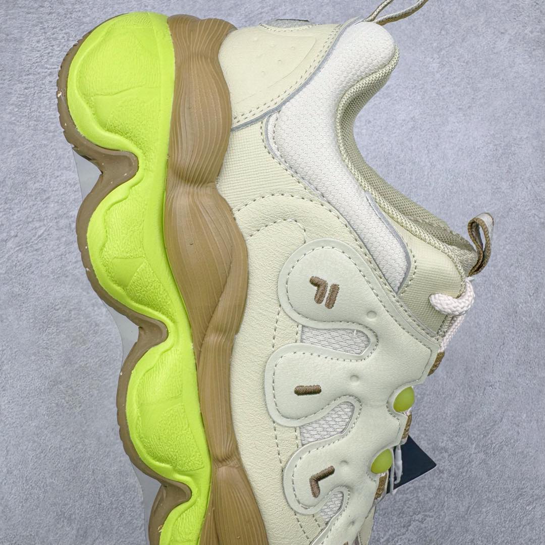 图片[6]-FILA PEASE 斐乐豌豆鞋舒适百搭防滑耐磨低帮生活休闲鞋老爹鞋 FILA的植物系穿搭深谙潮流之道，Clean-Fit的清新风格深深影响着City Boys & Girls。豌豆鞋的外观可谓一眼入魂，设计灵感来源于豌豆荚碱水面包，在鞋廓形保留薄款面包鞋DNA的基础上，发展并创新“面包鞋”风格，如垂挂豆子的鞋面，双层双色中底的鞋底都为这双鞋增添了独特的辨识度。独有的圆鼓豌豆形鞋面设计，鞋面革料做鼓，犹如一颗颗垂挂的豆子，圆润可爱，充满趣味；双层豌豆荚中底设计上层轻能发泡豆荚，下层柔能发泡豌豆形中底，打造圆润软弹、形象有趣的豌豆荚中底。饱满的外形带来温暖质感，上脚圆润，凸显腿部线条，时尚百搭。作为今年秋冬的出街鞋款，实在太合适不过了。豌豆鞋不仅外观令人过目不忘，并且脚感出众，独家的发泡材料提供了轻质软弹的舒适度，即便日行两万步也不会觉得疲惫，同时适应各种穿着场合，轻松搭配各种服饰。尺码：36 36.5 37.5 38 38.5 39 40 40.5 41 42 42.5 43 44 44.5 45-选品中心