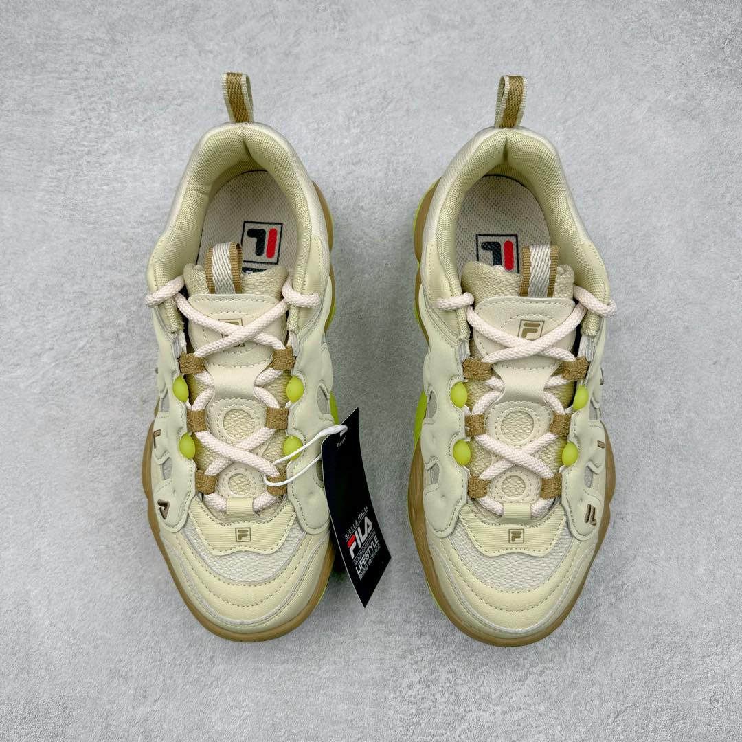 图片[2]-FILA PEASE 斐乐豌豆鞋舒适百搭防滑耐磨低帮生活休闲鞋老爹鞋 FILA的植物系穿搭深谙潮流之道，Clean-Fit的清新风格深深影响着City Boys & Girls。豌豆鞋的外观可谓一眼入魂，设计灵感来源于豌豆荚碱水面包，在鞋廓形保留薄款面包鞋DNA的基础上，发展并创新“面包鞋”风格，如垂挂豆子的鞋面，双层双色中底的鞋底都为这双鞋增添了独特的辨识度。独有的圆鼓豌豆形鞋面设计，鞋面革料做鼓，犹如一颗颗垂挂的豆子，圆润可爱，充满趣味；双层豌豆荚中底设计上层轻能发泡豆荚，下层柔能发泡豌豆形中底，打造圆润软弹、形象有趣的豌豆荚中底。饱满的外形带来温暖质感，上脚圆润，凸显腿部线条，时尚百搭。作为今年秋冬的出街鞋款，实在太合适不过了。豌豆鞋不仅外观令人过目不忘，并且脚感出众，独家的发泡材料提供了轻质软弹的舒适度，即便日行两万步也不会觉得疲惫，同时适应各种穿着场合，轻松搭配各种服饰。尺码：36 36.5 37.5 38 38.5 39 40 40.5 41 42 42.5 43 44 44.5 45-选品中心