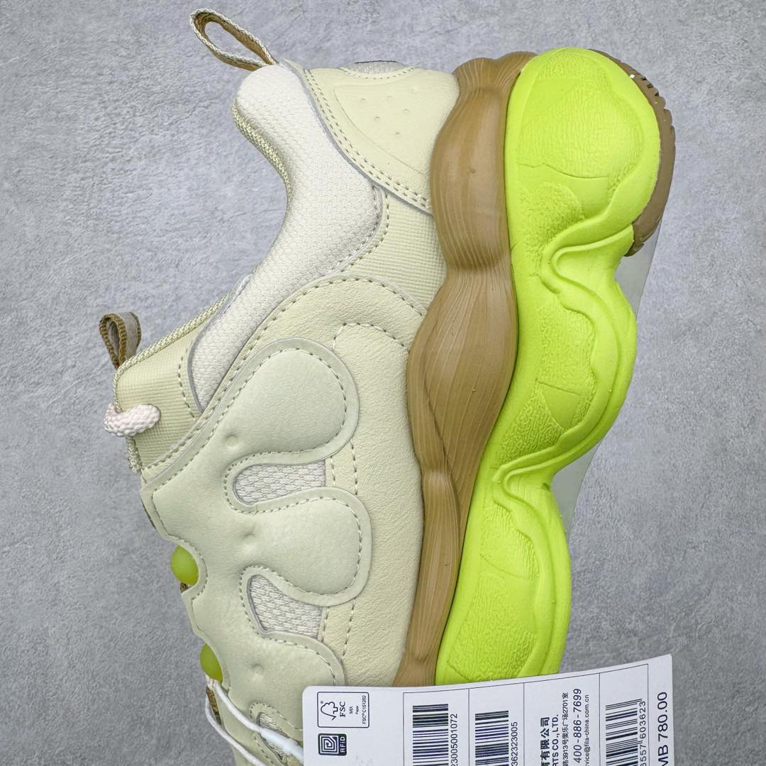 图片[7]-FILA PEASE 斐乐豌豆鞋舒适百搭防滑耐磨低帮生活休闲鞋老爹鞋 FILA的植物系穿搭深谙潮流之道，Clean-Fit的清新风格深深影响着City Boys & Girls。豌豆鞋的外观可谓一眼入魂，设计灵感来源于豌豆荚碱水面包，在鞋廓形保留薄款面包鞋DNA的基础上，发展并创新“面包鞋”风格，如垂挂豆子的鞋面，双层双色中底的鞋底都为这双鞋增添了独特的辨识度。独有的圆鼓豌豆形鞋面设计，鞋面革料做鼓，犹如一颗颗垂挂的豆子，圆润可爱，充满趣味；双层豌豆荚中底设计上层轻能发泡豆荚，下层柔能发泡豌豆形中底，打造圆润软弹、形象有趣的豌豆荚中底。饱满的外形带来温暖质感，上脚圆润，凸显腿部线条，时尚百搭。作为今年秋冬的出街鞋款，实在太合适不过了。豌豆鞋不仅外观令人过目不忘，并且脚感出众，独家的发泡材料提供了轻质软弹的舒适度，即便日行两万步也不会觉得疲惫，同时适应各种穿着场合，轻松搭配各种服饰。尺码：36 36.5 37.5 38 38.5 39 40 40.5 41 42 42.5 43 44 44.5 45-选品中心