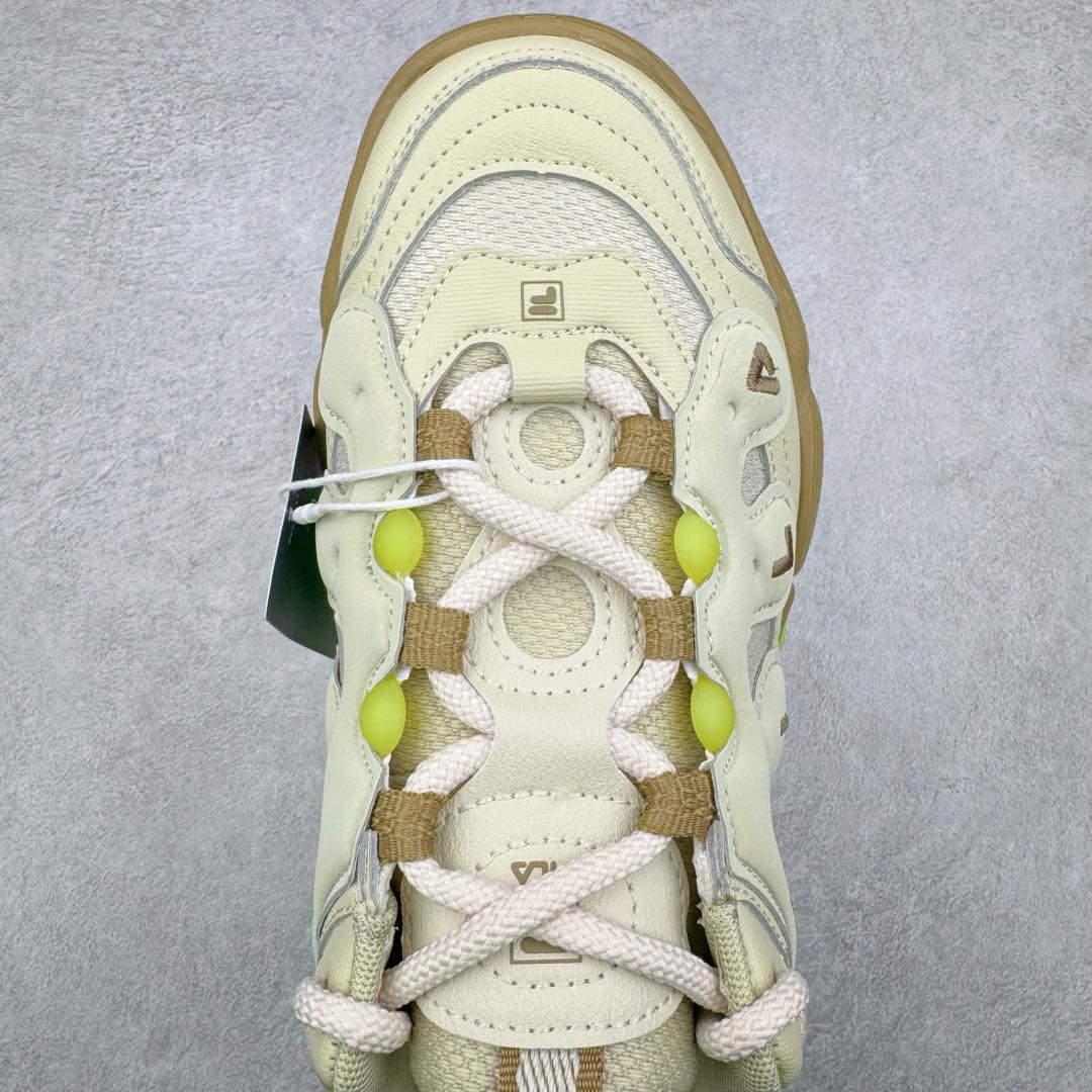 图片[4]-FILA PEASE 斐乐豌豆鞋舒适百搭防滑耐磨低帮生活休闲鞋老爹鞋 FILA的植物系穿搭深谙潮流之道，Clean-Fit的清新风格深深影响着City Boys & Girls。豌豆鞋的外观可谓一眼入魂，设计灵感来源于豌豆荚碱水面包，在鞋廓形保留薄款面包鞋DNA的基础上，发展并创新“面包鞋”风格，如垂挂豆子的鞋面，双层双色中底的鞋底都为这双鞋增添了独特的辨识度。独有的圆鼓豌豆形鞋面设计，鞋面革料做鼓，犹如一颗颗垂挂的豆子，圆润可爱，充满趣味；双层豌豆荚中底设计上层轻能发泡豆荚，下层柔能发泡豌豆形中底，打造圆润软弹、形象有趣的豌豆荚中底。饱满的外形带来温暖质感，上脚圆润，凸显腿部线条，时尚百搭。作为今年秋冬的出街鞋款，实在太合适不过了。豌豆鞋不仅外观令人过目不忘，并且脚感出众，独家的发泡材料提供了轻质软弹的舒适度，即便日行两万步也不会觉得疲惫，同时适应各种穿着场合，轻松搭配各种服饰。尺码：36 36.5 37.5 38 38.5 39 40 40.5 41 42 42.5 43 44 44.5 45-选品中心