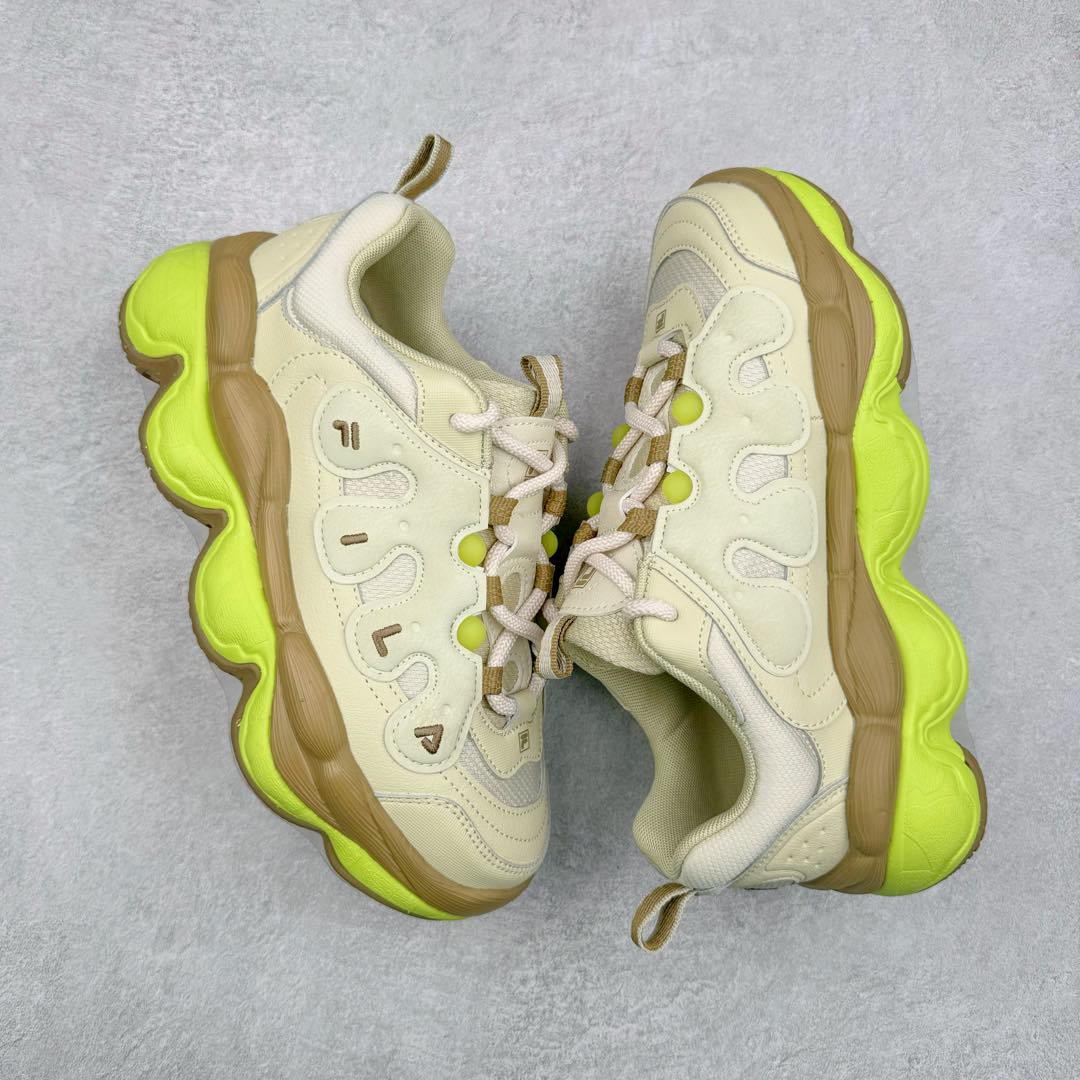 图片[3]-FILA PEASE 斐乐豌豆鞋舒适百搭防滑耐磨低帮生活休闲鞋老爹鞋 FILA的植物系穿搭深谙潮流之道，Clean-Fit的清新风格深深影响着City Boys & Girls。豌豆鞋的外观可谓一眼入魂，设计灵感来源于豌豆荚碱水面包，在鞋廓形保留薄款面包鞋DNA的基础上，发展并创新“面包鞋”风格，如垂挂豆子的鞋面，双层双色中底的鞋底都为这双鞋增添了独特的辨识度。独有的圆鼓豌豆形鞋面设计，鞋面革料做鼓，犹如一颗颗垂挂的豆子，圆润可爱，充满趣味；双层豌豆荚中底设计上层轻能发泡豆荚，下层柔能发泡豌豆形中底，打造圆润软弹、形象有趣的豌豆荚中底。饱满的外形带来温暖质感，上脚圆润，凸显腿部线条，时尚百搭。作为今年秋冬的出街鞋款，实在太合适不过了。豌豆鞋不仅外观令人过目不忘，并且脚感出众，独家的发泡材料提供了轻质软弹的舒适度，即便日行两万步也不会觉得疲惫，同时适应各种穿着场合，轻松搭配各种服饰。尺码：36 36.5 37.5 38 38.5 39 40 40.5 41 42 42.5 43 44 44.5 45-选品中心