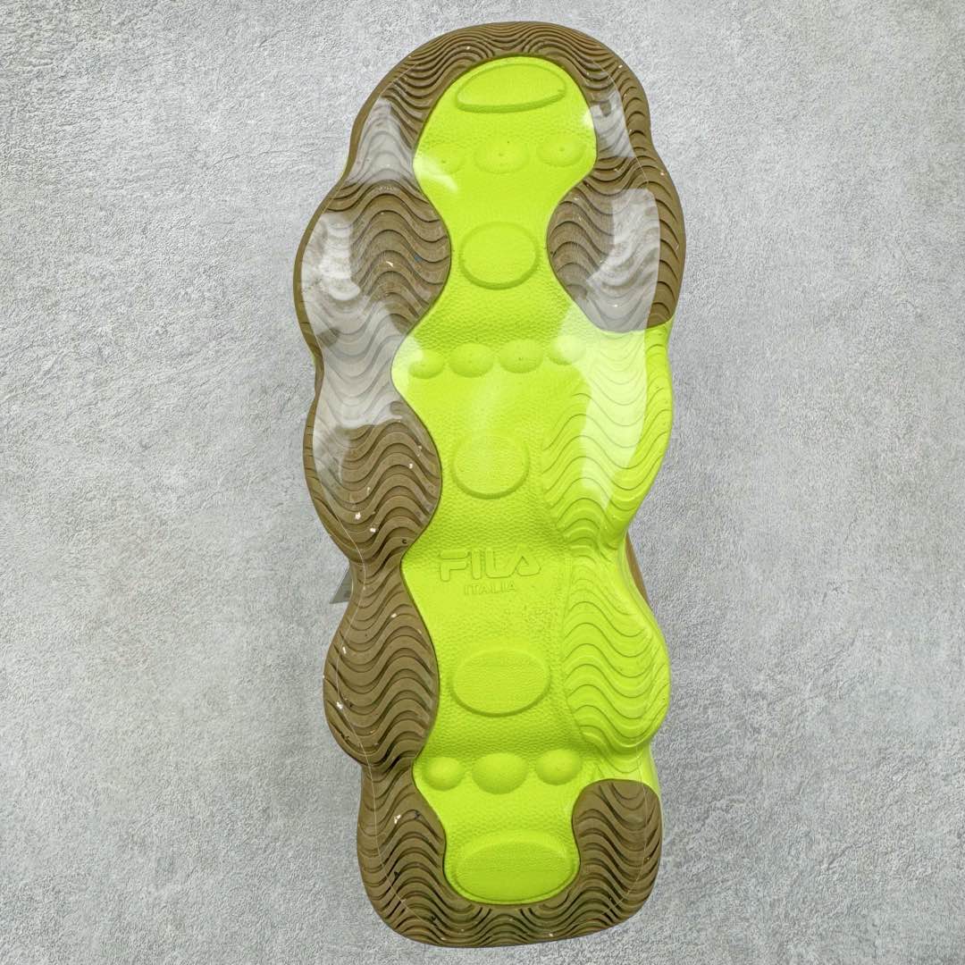 图片[9]-FILA PEASE 斐乐豌豆鞋舒适百搭防滑耐磨低帮生活休闲鞋老爹鞋 FILA的植物系穿搭深谙潮流之道，Clean-Fit的清新风格深深影响着City Boys & Girls。豌豆鞋的外观可谓一眼入魂，设计灵感来源于豌豆荚碱水面包，在鞋廓形保留薄款面包鞋DNA的基础上，发展并创新“面包鞋”风格，如垂挂豆子的鞋面，双层双色中底的鞋底都为这双鞋增添了独特的辨识度。独有的圆鼓豌豆形鞋面设计，鞋面革料做鼓，犹如一颗颗垂挂的豆子，圆润可爱，充满趣味；双层豌豆荚中底设计上层轻能发泡豆荚，下层柔能发泡豌豆形中底，打造圆润软弹、形象有趣的豌豆荚中底。饱满的外形带来温暖质感，上脚圆润，凸显腿部线条，时尚百搭。作为今年秋冬的出街鞋款，实在太合适不过了。豌豆鞋不仅外观令人过目不忘，并且脚感出众，独家的发泡材料提供了轻质软弹的舒适度，即便日行两万步也不会觉得疲惫，同时适应各种穿着场合，轻松搭配各种服饰。尺码：36 36.5 37.5 38 38.5 39 40 40.5 41 42 42.5 43 44 44.5 45-选品中心