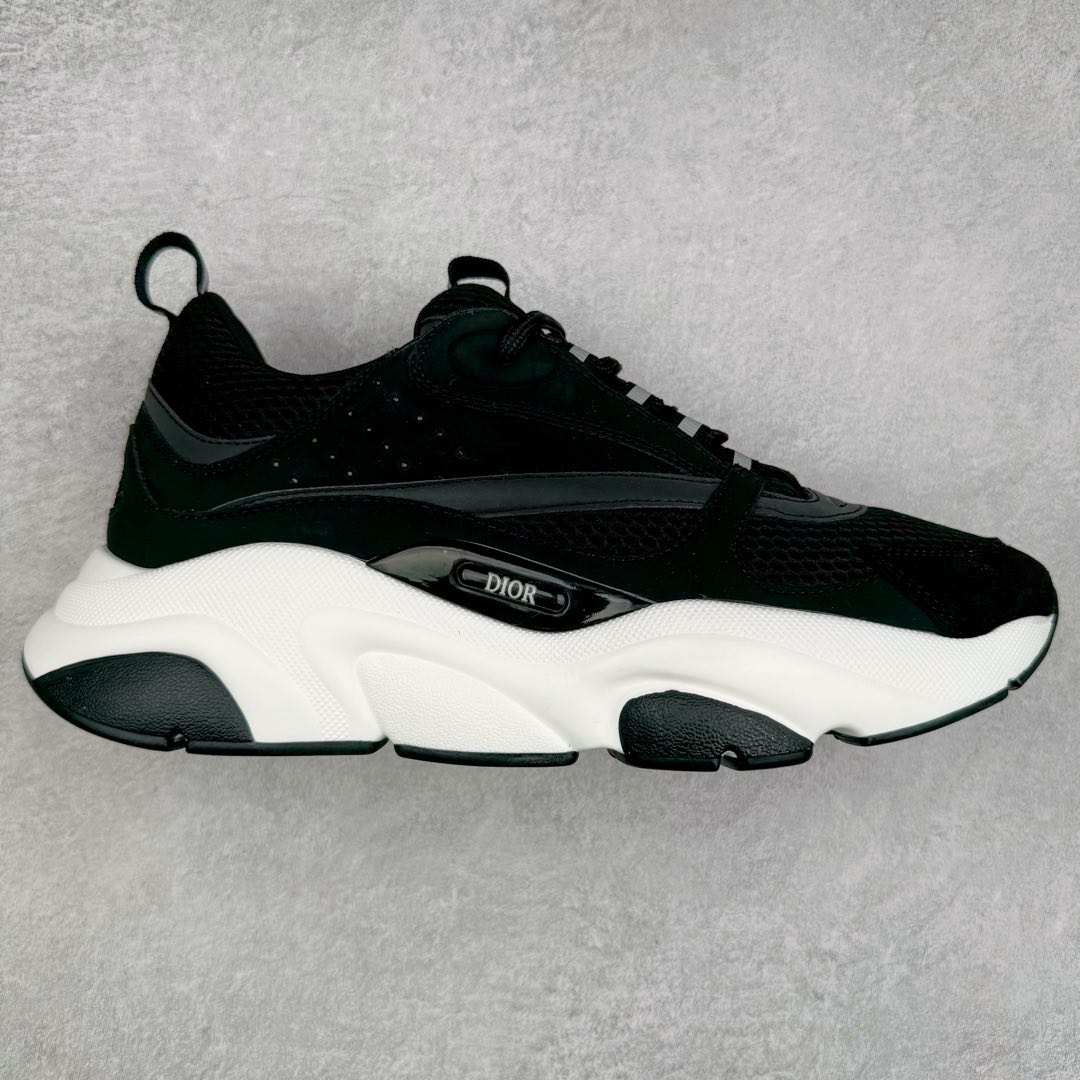 Dior迪奥 Homme B22 Trainer Sneaker 系列复古厚底老爹风休闲运动慢跑鞋 配置专柜购物袋及配件(配置抗压快递外包牛皮纸壳 采用光滑牛皮革组合网织布面材质 正确吸汗网布贴合海玻璃CD压纹鞋垫独家开发TPU弹力中底组合TR光泽耐韧锯齿橡胶大底 这款单品从复古慢跑鞋汲取灵感 采用厚实的低帮设计 精选牛皮与网眼织物拼接鞋面 搭配黑白相间的刻花橡胶鞋底 侧面带有浮雕“CD”标志装饰 尺码：38 39 40 41 42 43 44 45 46-选品中心