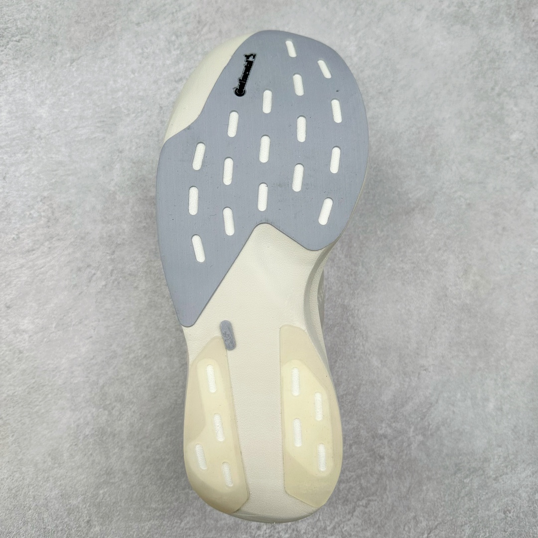 图片[9]-AD Adizero Eva SL M 零度进化版系列低帮轻便透气竞速休闲运动慢跑鞋 JR3418 相信大家对去年 adidas 横空出世的「顶级超跑」adiZero Adios Pro EVO 1 记忆犹新！不仅登顶阿迪史上最轻跑鞋宝座，更在接下来的全球马拉松赛事中，持续书写着惊人成绩，被网友戏称新一代「阿迪神鞋」全网刷屏！极简设计语言与强烈速度感和存在感的鞋侧三线，让人过目不忘，特别种草！其中定位于中长跑训练的 adidas Adizero Evo SL，整体外观造型与 adiZero Adios Pro EVO 1 非常相似。中底配置方面搭载全掌 Lightstrike Pro，鞋面采用透气网面示人，契合日常训练鞋的定位，更加耐用。外底给到了马牌橡胶，及类似上代竞速旗舰 adidas Adizero Adios Pro 3 区域分布。整体看下来无论是外观的鲜明辨识度，还是配置的扎实程度都很顶。尺码：36 36⅔ 37⅓ 38 38⅔ 39⅓ 40 40⅔ 41⅓ 42 42⅔ 43⅓ 44 45-选品中心