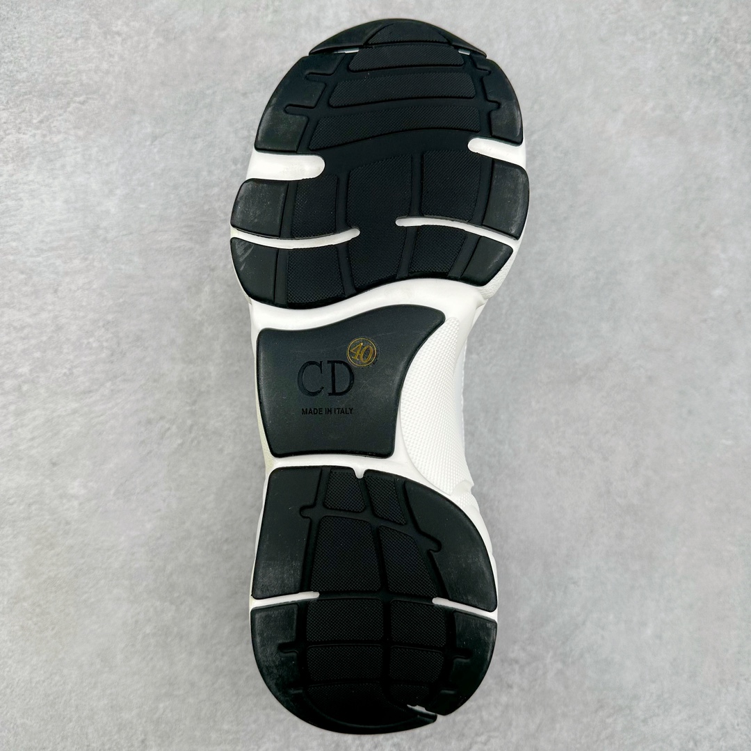 图片[9]-Dior迪奥 Homme B22 Trainer Sneaker 系列复古厚底老爹风休闲运动慢跑鞋 配置专柜购物袋及配件(配置抗压快递外包牛皮纸壳 采用光滑牛皮革组合网织布面材质 正确吸汗网布贴合海玻璃CD压纹鞋垫独家开发TPU弹力中底组合TR光泽耐韧锯齿橡胶大底 这款单品从复古慢跑鞋汲取灵感 采用厚实的低帮设计 精选牛皮与网眼织物拼接鞋面 搭配黑白相间的刻花橡胶鞋底 侧面带有浮雕“CD”标志装饰 尺码：38 39 40 41 42 43 44 45 46-选品中心