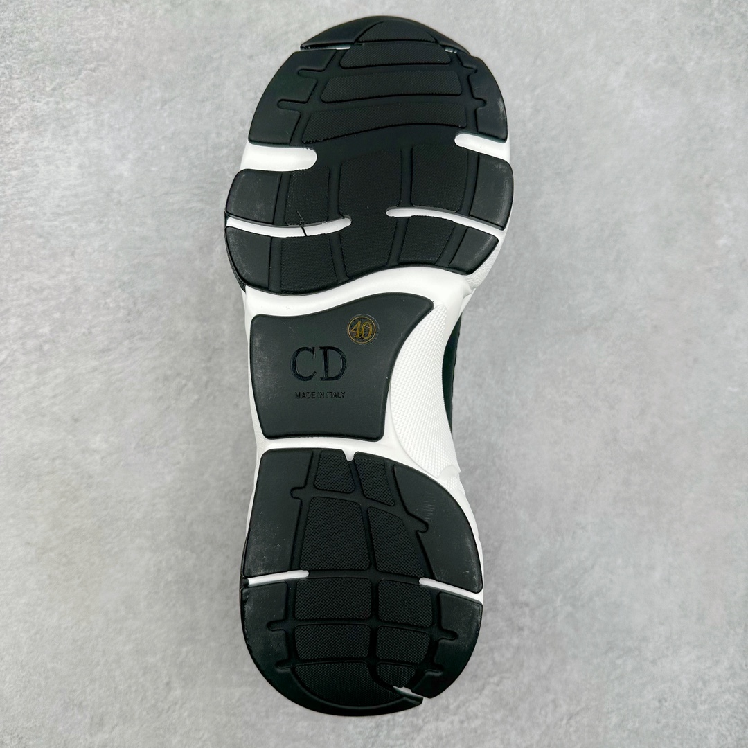 图片[9]-Dior迪奥 Homme B22 Trainer Sneaker 系列复古厚底老爹风休闲运动慢跑鞋 配置专柜购物袋及配件(配置抗压快递外包牛皮纸壳 采用光滑牛皮革组合网织布面材质 正确吸汗网布贴合海玻璃CD压纹鞋垫独家开发TPU弹力中底组合TR光泽耐韧锯齿橡胶大底 这款单品从复古慢跑鞋汲取灵感 采用厚实的低帮设计 精选牛皮与网眼织物拼接鞋面 搭配黑白相间的刻花橡胶鞋底 侧面带有浮雕“CD”标志装饰 尺码：38 39 40 41 42 43 44 45 46-选品中心