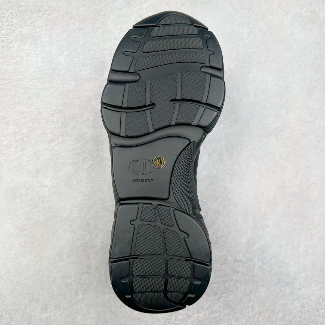 图片[9]-Dior迪奥 Homme B22 Trainer Sneaker 系列复古厚底老爹风休闲运动慢跑鞋 配置专柜购物袋及配件(配置抗压快递外包牛皮纸壳 采用光滑牛皮革组合网织布面材质 正确吸汗网布贴合海玻璃CD压纹鞋垫独家开发TPU弹力中底组合TR光泽耐韧锯齿橡胶大底 这款单品从复古慢跑鞋汲取灵感 采用厚实的低帮设计 精选牛皮与网眼织物拼接鞋面 搭配黑白相间的刻花橡胶鞋底 侧面带有浮雕“CD”标志装饰 尺码：38 39 40 41 42 43 44 45 46-选品中心