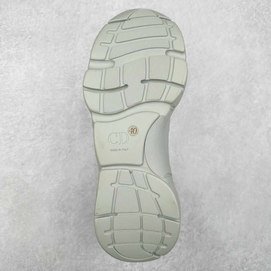 图片[9]-Dior迪奥 Homme B22 Trainer Sneaker 系列复古厚底老爹风休闲运动慢跑鞋 配置专柜购物袋及配件(配置抗压快递外包牛皮纸壳 采用光滑牛皮革组合网织布面材质 正确吸汗网布贴合海玻璃CD压纹鞋垫独家开发TPU弹力中底组合TR光泽耐韧锯齿橡胶大底 这款单品从复古慢跑鞋汲取灵感 采用厚实的低帮设计 精选牛皮与网眼织物拼接鞋面 搭配黑白相间的刻花橡胶鞋底 侧面带有浮雕“CD”标志装饰 尺码：38 39 40 41 42 43 44 45 46-选品中心