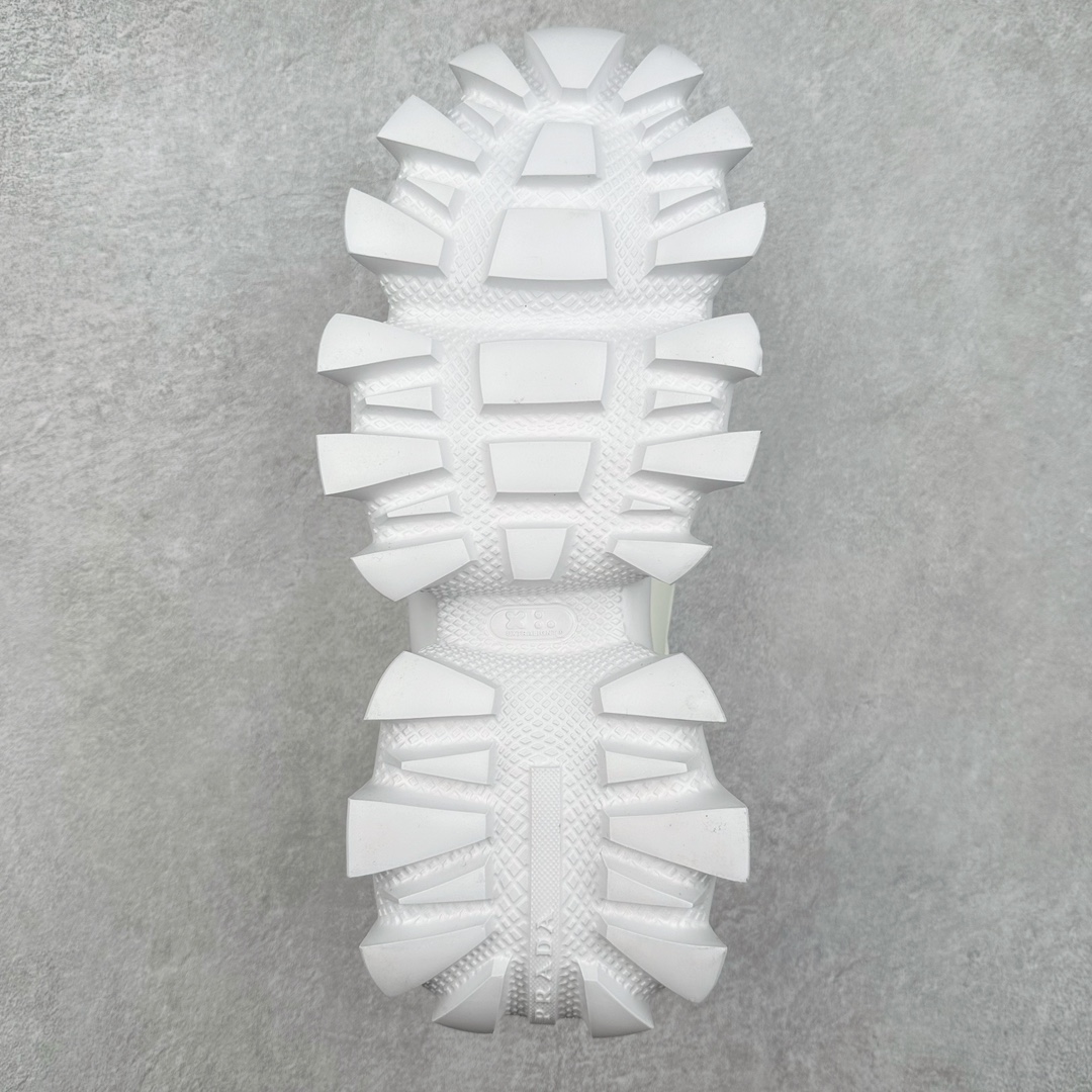 图片[9]-PRADA Cloudbust Thunder 普拉达厚底低帮休闲鞋 该鞋款选用织物和橡胶打造 诠释繁复精致的鞋型 锯齿状橡胶胎面花纹精雕细琢 橡胶饰片赋予鞋面立体效果 尺码：36 37 38 39 40 41 42 43 44 45 46 比运动鞋偏大一码-选品中心