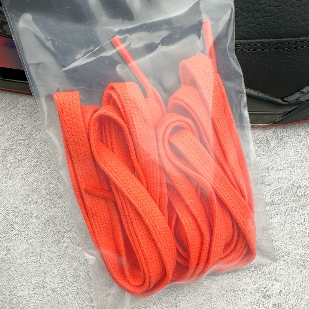 图片[15]-＃Lw纯原 J Balvin x Air Jordan AJ3 联名黑红 彩虹渐变 FN0344-001 圈内最强三代系列 匠心打造 开发时长超过半年 目前可过各类鉴定或无法鉴定 裸鞋随便操作 全套原纸板楦头开发 原厂大底磨具加持立体防滑纹理 原装可视Air Sole气垫 原汁原味最完美的三代版型 唯一正确鞋头趴度弧度高度鞋身腰线 原厂TPU彩虹扎染后跟饰片 正确内里反口里网布 皮料菱角分明不变形无多余毛边 广东原厂zp同批次手工大底描漆拉丝 市场唯一原厂鞋扣模具 原厂织唛标 原厂飞人电绣工艺 尾指中部跳三针 独家绑鞋带手法 印刷中底布 四线拉帮 米色美纹纸贴合固定 进口港宝加持 后跟自然饱满 全鞋荧光划线卡点 追求极致完美 每一双都是工艺品 多重QC质检 超越公司货的品控标准 实实在在的免检产品 尺码：36 36.5 37.5 38 38.5 39 40 40.5 41 42 42.5 43 44 44.5 45 45.5 46 47.5 48.5-选品中心