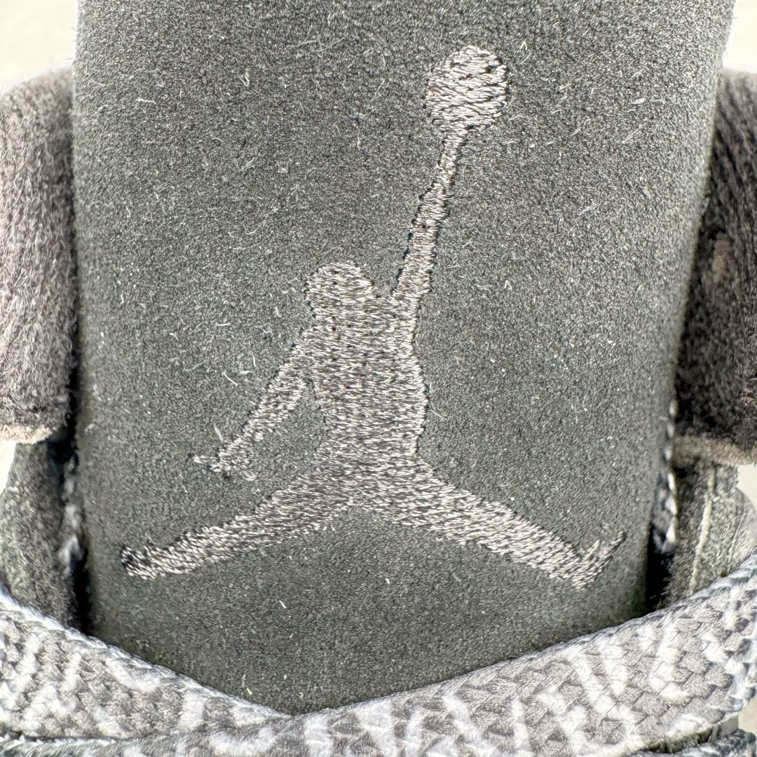 图片[13]-＃Lw纯原 Air Jordan AJ3 Retro 黑猫 CK9246-168 圈内最强三代系列 匠心打造 开发时长超过半年 目前可过各类鉴定或无法鉴定 裸鞋随便操作 全套原纸板楦头开发 原厂大底磨具加持立体防滑纹理 原装可视Air Sole气垫 原汁原味最完美的三代版型 唯一正确鞋头趴度弧度高度鞋身腰线 原厂TPU彩虹扎染后跟饰片 正确内里反口里网布 皮料菱角分明不变形无多余毛边 广东原厂zp同批次手工大底描漆拉丝 市场唯一原厂鞋扣模具 原厂织唛标 原厂飞人电绣工艺 尾指中部跳三针 独家绑鞋带手法 印刷中底布 四线拉帮 米色美纹纸贴合固定 进口港宝加持 后跟自然饱满 全鞋荧光划线卡点 追求极致完美 每一双都是工艺品 多重QC质检 超越公司货的品控标准 实实在在的免检产品 尺码：36 36.5 37.5 38 38.5 39 40 40.5 41 42 42.5 43 44 44.5 45 45.5 46 47.5 48.5-选品中心