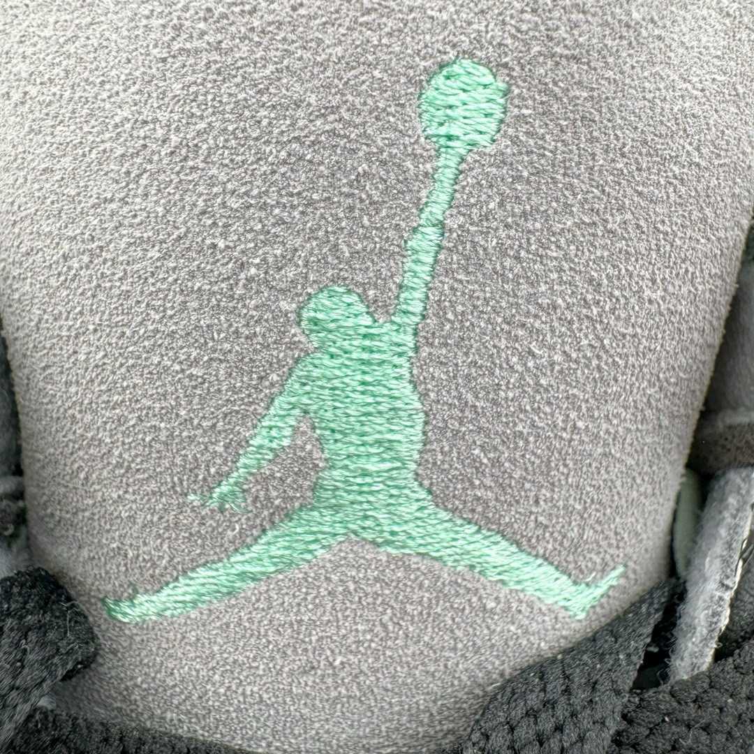 图片[12]-＃Lw纯原 Air Jordan AJ3 Retro 黑蒂芙尼绿 CT8532-031 圈内最强三代系列 匠心打造 开发时长超过半年 目前可过各类鉴定或无法鉴定 裸鞋随便操作 全套原纸板楦头开发 原厂大底磨具加持立体防滑纹理 原装可视Air Sole气垫 原汁原味最完美的三代版型 唯一正确鞋头趴度弧度高度鞋身腰线 原厂TPU彩虹扎染后跟饰片 正确内里反口里网布 皮料菱角分明不变形无多余毛边 广东原厂zp同批次手工大底描漆拉丝 市场唯一原厂鞋扣模具 原厂织唛标 原厂飞人电绣工艺 尾指中部跳三针 独家绑鞋带手法 印刷中底布 四线拉帮 米色美纹纸贴合固定 进口港宝加持 后跟自然饱满 全鞋荧光划线卡点 追求极致完美 每一双都是工艺品 多重QC质检 超越公司货的品控标准 实实在在的免检产品 尺码：36 36.5 37.5 38 38.5 39 40 40.5 41 42 42.5 43 44 44.5 45 45.5 46 47.5 48.5-选品中心