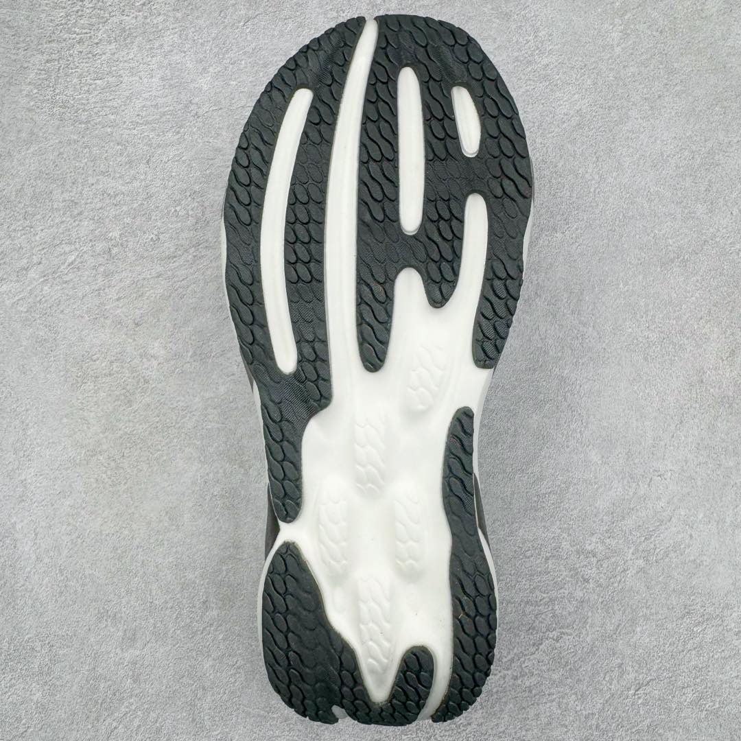 图片[9]-New Balance Fresh Foam X NB1080V5 新百伦系列低帮轻量化厚底健身休闲运动慢跑鞋 近赏｜无论是日常慢跑，还是City Walk，它都可轻松应对提起今年最流行的事情，想必在你所在的城市来一段City Walk，是很多潮男潮女都会做的吧。当时间来到十月，一年中最舒服的时光，无论是慢跑也好，还是City Walk，今天推荐的这双鞋，都可以轻松应对。那就是可以带给你久违的松弛感、治愈你柔软的需要的New Balance Fresh Foam X1080v15。作为New Balance经典跑鞋系列，1080系列可以说凝聚了品牌历来前沿科技与制造匠心。今年的v13版本可谓再度革新。在舒适体验、运动性能以及造型风格三个维度上做到了有机交融。舒适体验一直是1080跑鞋系列带给我们最大的直观感受，加上本就带有严肃跑鞋基因，在今年全新材料配方的Fresh FoamX中底泡棉上则有了不一样的缓震性能，重新定义“踩屎感”。可再生柔软针织鞋面使用可追溯的Repreve再生鞋面材料，柔软透气的鞋面提供绵密的贴合与包裹感，轻量分区橡胶大底分区外底橡胶采用新材料，改进纹路设计，增加前掌外底硬度，提升滚动反馈和传动效率。尺码：40 40.5 41.5 42 42.5 43 44 45-选品中心