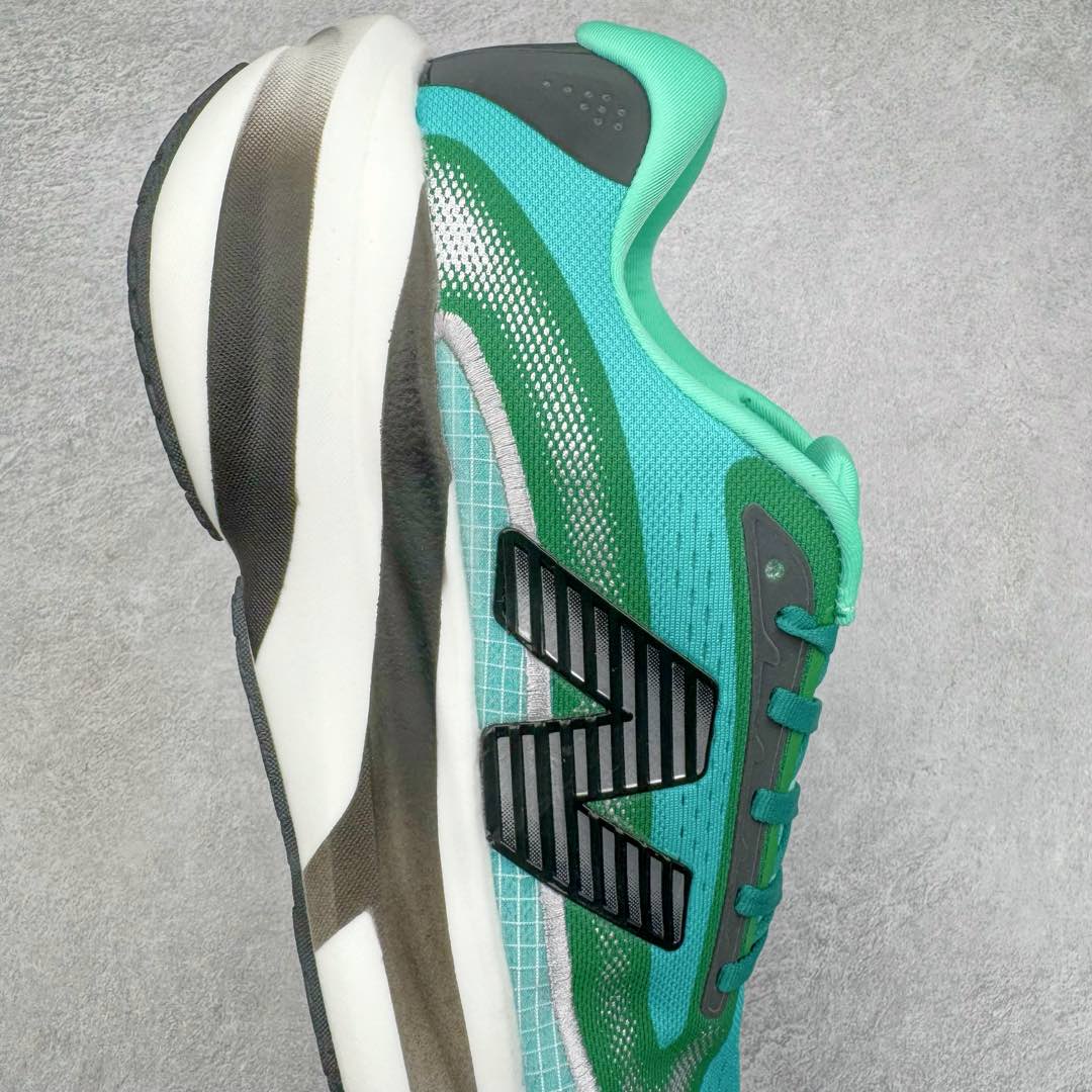 图片[6]-New Balance Fresh Foam X NB1080V5 新百伦系列低帮轻量化厚底健身休闲运动慢跑鞋 近赏｜无论是日常慢跑，还是City Walk，它都可轻松应对提起今年最流行的事情，想必在你所在的城市来一段City Walk，是很多潮男潮女都会做的吧。当时间来到十月，一年中最舒服的时光，无论是慢跑也好，还是City Walk，今天推荐的这双鞋，都可以轻松应对。那就是可以带给你久违的松弛感、治愈你柔软的需要的New Balance Fresh Foam X1080v15。作为New Balance经典跑鞋系列，1080系列可以说凝聚了品牌历来前沿科技与制造匠心。今年的v13版本可谓再度革新。在舒适体验、运动性能以及造型风格三个维度上做到了有机交融。舒适体验一直是1080跑鞋系列带给我们最大的直观感受，加上本就带有严肃跑鞋基因，在今年全新材料配方的Fresh FoamX中底泡棉上则有了不一样的缓震性能，重新定义“踩屎感”。可再生柔软针织鞋面使用可追溯的Repreve再生鞋面材料，柔软透气的鞋面提供绵密的贴合与包裹感，轻量分区橡胶大底分区外底橡胶采用新材料，改进纹路设计，增加前掌外底硬度，提升滚动反馈和传动效率。尺码：40 40.5 41.5 42 42.5 43 44 45-选品中心