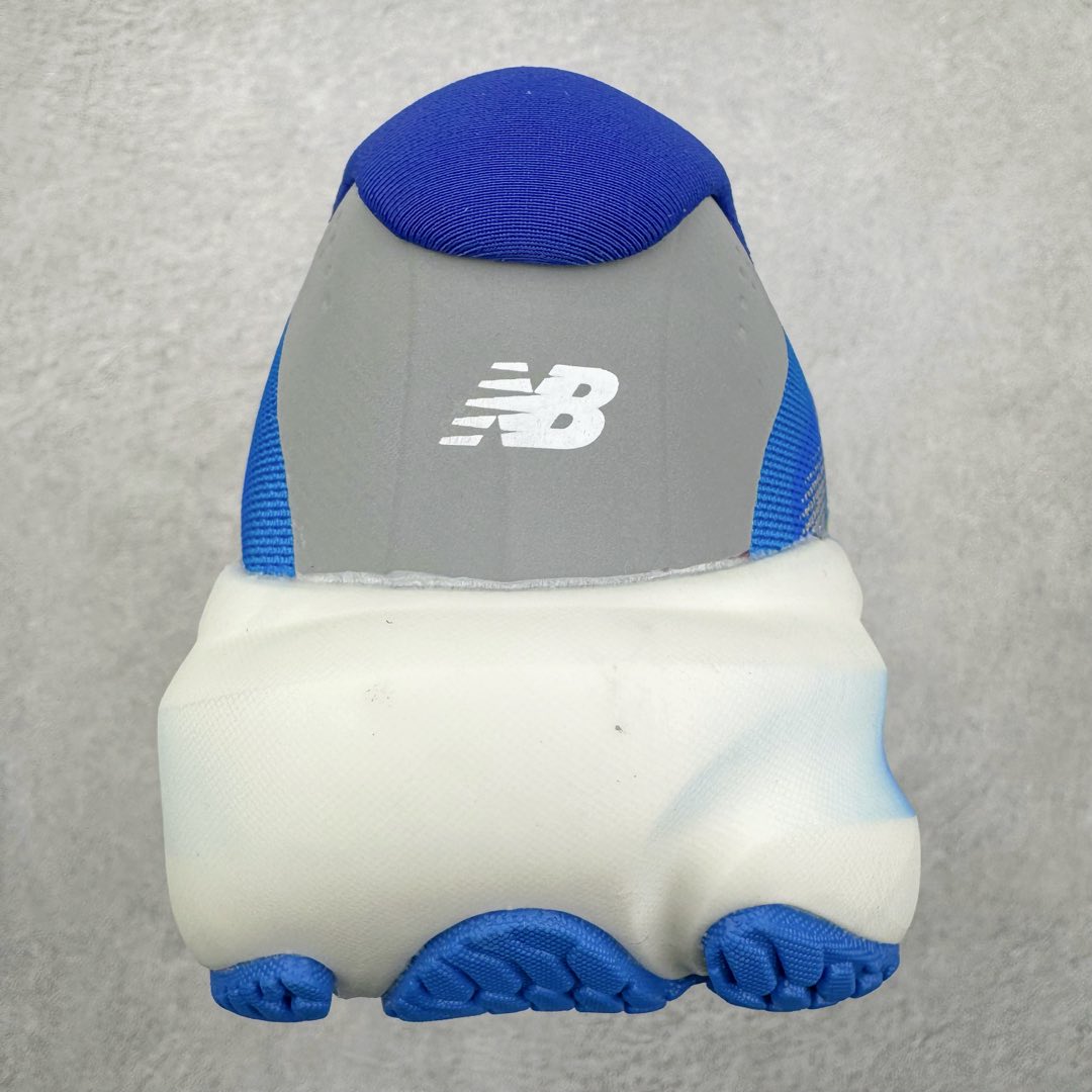 图片[8]-New Balance Fresh Foam X NB1080V5 新百伦系列低帮轻量化厚底健身休闲运动慢跑鞋 近赏｜无论是日常慢跑，还是City Walk，它都可轻松应对提起今年最流行的事情，想必在你所在的城市来一段City Walk，是很多潮男潮女都会做的吧。当时间来到十月，一年中最舒服的时光，无论是慢跑也好，还是City Walk，今天推荐的这双鞋，都可以轻松应对。那就是可以带给你久违的松弛感、治愈你柔软的需要的New Balance Fresh Foam X1080v15。作为New Balance经典跑鞋系列，1080系列可以说凝聚了品牌历来前沿科技与制造匠心。今年的v13版本可谓再度革新。在舒适体验、运动性能以及造型风格三个维度上做到了有机交融。舒适体验一直是1080跑鞋系列带给我们最大的直观感受，加上本就带有严肃跑鞋基因，在今年全新材料配方的Fresh FoamX中底泡棉上则有了不一样的缓震性能，重新定义“踩屎感”。可再生柔软针织鞋面使用可追溯的Repreve再生鞋面材料，柔软透气的鞋面提供绵密的贴合与包裹感，轻量分区橡胶大底分区外底橡胶采用新材料，改进纹路设计，增加前掌外底硬度，提升滚动反馈和传动效率。尺码：40 40.5 41.5 42 42.5 43 44 45-选品中心