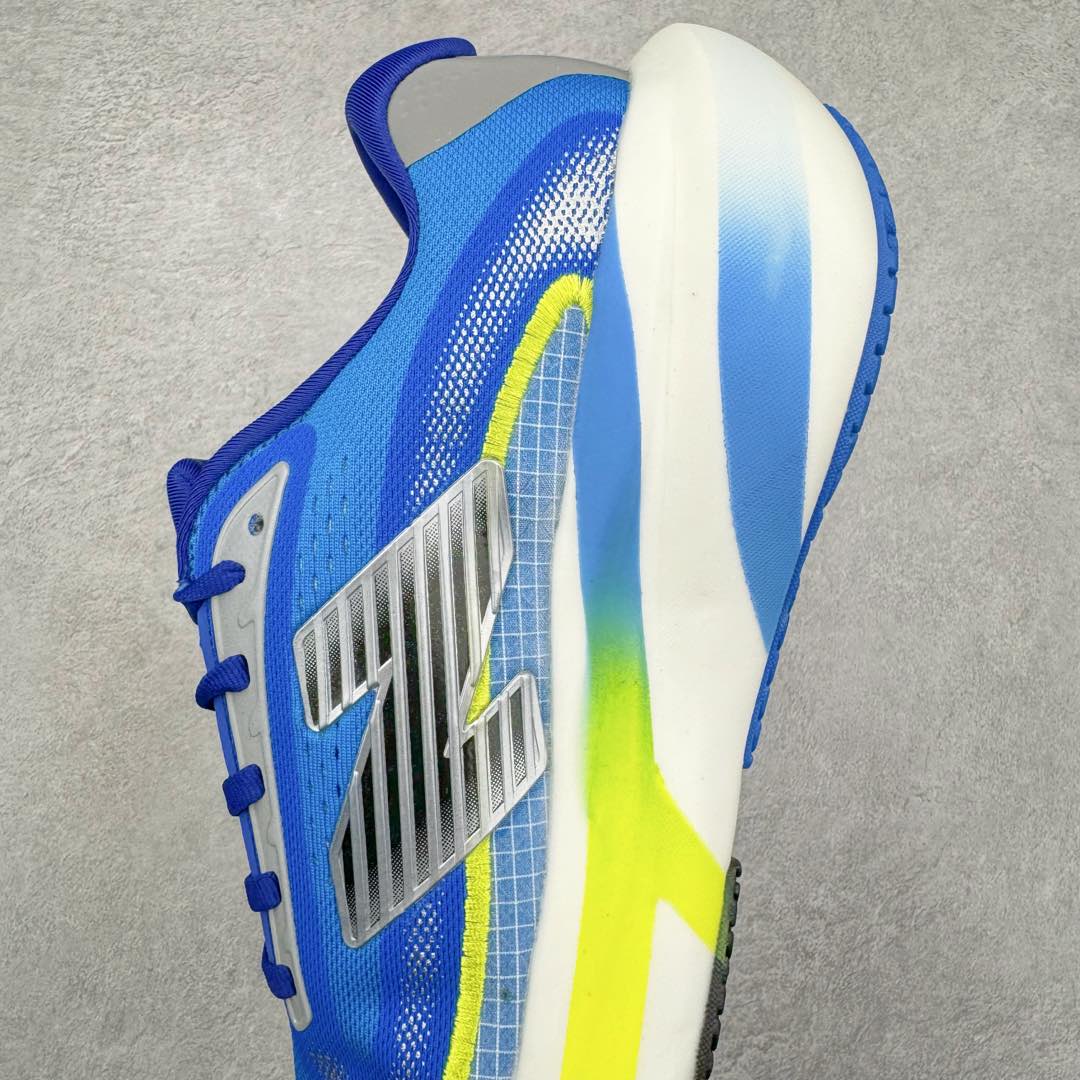 图片[7]-New Balance Fresh Foam X NB1080V5 新百伦系列低帮轻量化厚底健身休闲运动慢跑鞋 近赏｜无论是日常慢跑，还是City Walk，它都可轻松应对提起今年最流行的事情，想必在你所在的城市来一段City Walk，是很多潮男潮女都会做的吧。当时间来到十月，一年中最舒服的时光，无论是慢跑也好，还是City Walk，今天推荐的这双鞋，都可以轻松应对。那就是可以带给你久违的松弛感、治愈你柔软的需要的New Balance Fresh Foam X1080v15。作为New Balance经典跑鞋系列，1080系列可以说凝聚了品牌历来前沿科技与制造匠心。今年的v13版本可谓再度革新。在舒适体验、运动性能以及造型风格三个维度上做到了有机交融。舒适体验一直是1080跑鞋系列带给我们最大的直观感受，加上本就带有严肃跑鞋基因，在今年全新材料配方的Fresh FoamX中底泡棉上则有了不一样的缓震性能，重新定义“踩屎感”。可再生柔软针织鞋面使用可追溯的Repreve再生鞋面材料，柔软透气的鞋面提供绵密的贴合与包裹感，轻量分区橡胶大底分区外底橡胶采用新材料，改进纹路设计，增加前掌外底硬度，提升滚动反馈和传动效率。尺码：40 40.5 41.5 42 42.5 43 44 45-选品中心