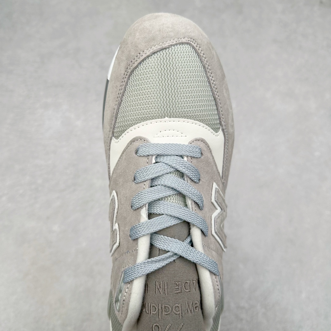 图片[4]-New Balance M998 Made in USA NB新百伦高端美产血统系列经典复古休闲运动慢跑鞋 NB998 诞生于 1993 年，作为第一双使用 ABZORB 缓冲材料的鞋款，一经发售就受到大量消费者的热烈追捧，如今已经成为了历久不衰的经典代表鞋款之一。原楦原数据开发版型 以优质面料制成鞋面结构。鞋面采用经典网眼布材质，辅以绒面革覆盖，带来更加清爽舒适的穿着体验。鞋舌上标记的 \\\”998\\\” 字样增强鞋款辨识度的同时，为鞋款注入更多动人细节。鞋款采用 ABZORB 缓冲材料的中底，通过缓冲和压缩阻力相结合来吸收冲击，稳定性高，不易打滑，助你畅享舒适有型的运动体验。采用猪巴革组合网织鞋面材质 后跟嵌入TPU装饰条稳固 升级原装5层独立私模 尺码：36 36.5 37 38 39.5 40 40.5 41.5 42 42.5 43 44 44.5 45-选品中心