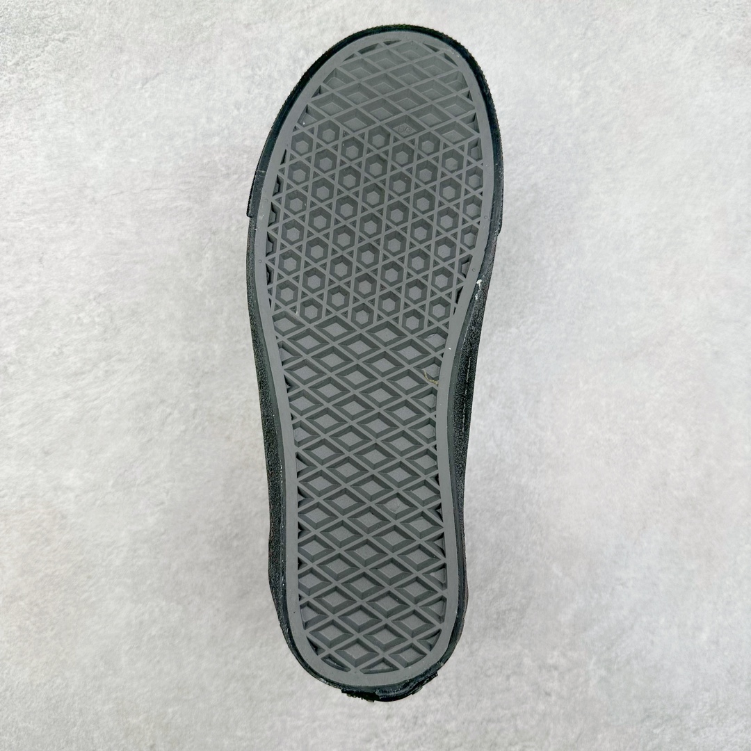 图片[9]-NEIGHBORHOOD® x OTW by Vans OLD联名款 NEIGHBORHOOD® 再度携手 OTW by Vans OLD 发布全新鞋款。OLD SKOOL 36 鞋款为基础，鞋面采用奢华的绒面革面料，鞋头上印有 FILTH 和 FURY 字样，并在在中底侧壁和后鞋跟处分别印有，CRAFT WITH PRIDE TOKYO EST 1994 及 NEIGHBORHOOD CRAFT With PRIDE 字样，整体保持简约高级质感并释出黑色和桦木色调。 尺码：35-44（36.5 38.5 40.5 42.5）-选品中心