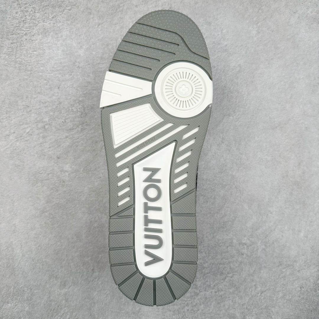 图片[9]-＃K1 Louis Vuitton Trainer lv时装走秀运动鞋 完美鞋型超高的清洁度 零毛边线头瑕疵 全套原楦原纸版原鞋开模 全网最具灵魂的版型 正确原装黄色鞋盒 正确中底印花 鞋面印花3D高频深度立体 全鞋电脑针车 紧密相连 针距密度一致 环保乳胶注塑鞋垫 厚度脚感还原原版 皮面裁剪部位 统一油边封口工艺 原装橡胶大底含胶量大底组合零偏差 专柜全套包装 防尘袋 说明书 质保卡 男女鞋 尺码：35 36 37 38 39 40 41 42 43 44 45-选品中心