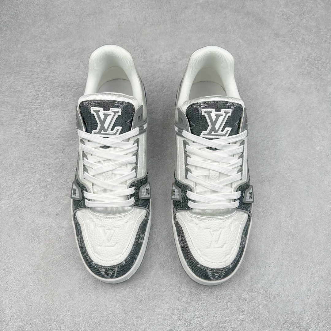 图片[2]-＃K1 Louis Vuitton Trainer lv时装走秀运动鞋 完美鞋型超高的清洁度 零毛边线头瑕疵 全套原楦原纸版原鞋开模 全网最具灵魂的版型 正确原装黄色鞋盒 正确中底印花 鞋面印花3D高频深度立体 全鞋电脑针车 紧密相连 针距密度一致 环保乳胶注塑鞋垫 厚度脚感还原原版 皮面裁剪部位 统一油边封口工艺 原装橡胶大底含胶量大底组合零偏差 专柜全套包装 防尘袋 说明书 质保卡 男女鞋 尺码：35 36 37 38 39 40 41 42 43 44 45-选品中心