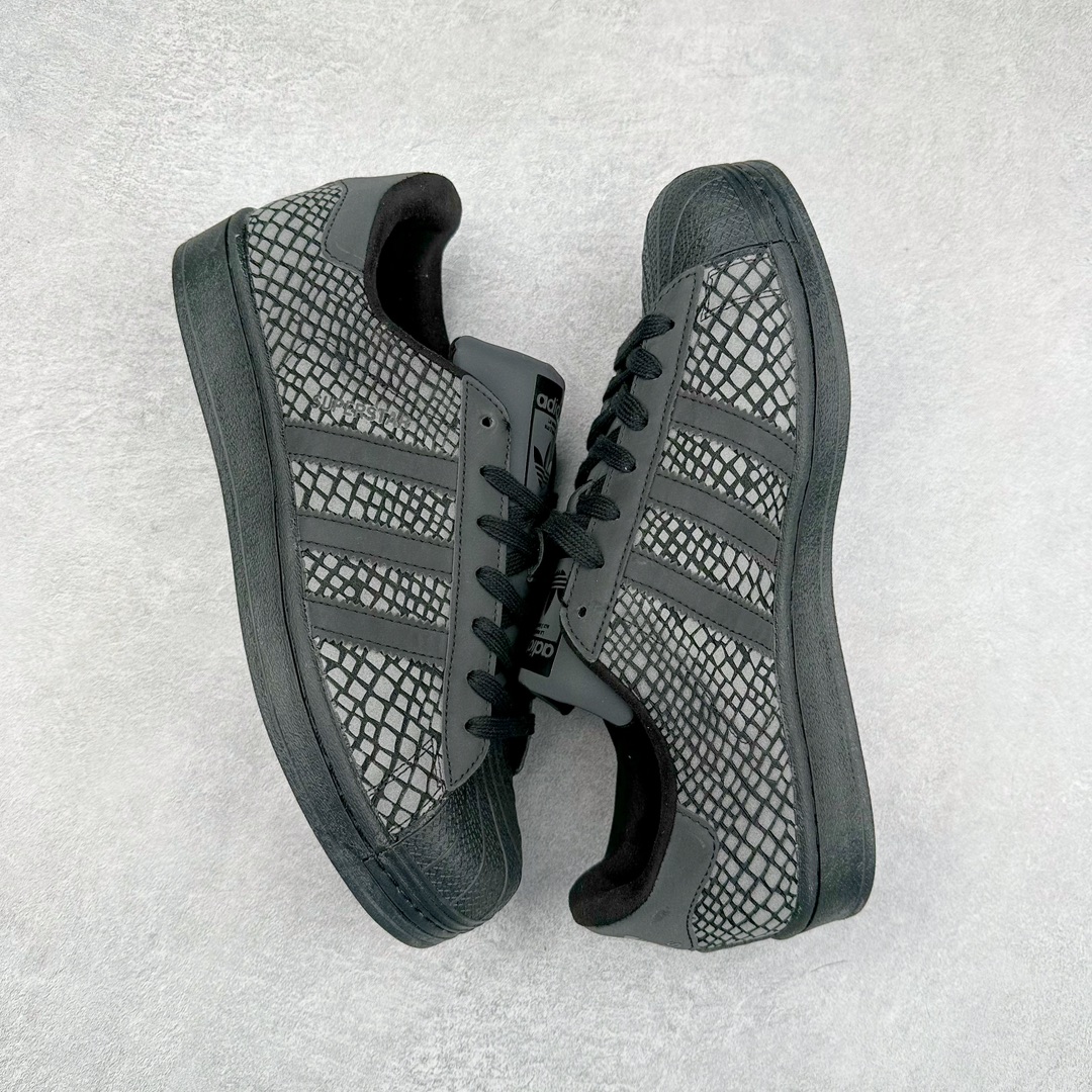 图片[3]-AD Originals Superstar 经典复古贝壳头板鞋 FW4391 诞生于1969年 是第一双将全皮面鞋 身与橡胶鞋头结合在一起的低帮篮球鞋 Superstar最开始 是作为高帮篮球鞋Pro Model的低帮版本而出现的 但因为其独特和醒目的橡胶鞋头造型而让大家熟知 被大家形象地称为\\\”shelltoe\\\”贝壳头 在70年代的美国职业篮球场上 接近3/4的NBA球员都将这双Superstar作为场上用鞋 80年代之后 经过不断的改良和发展 Superstar逐渐成为横跨时装、音乐、街头文化、休闲和运动等各大领域的时尚潮鞋 尺码：36 36.5 37 38 38.5 39 40 40.5 41 42 42.5 43 44 44.5 45-选品中心