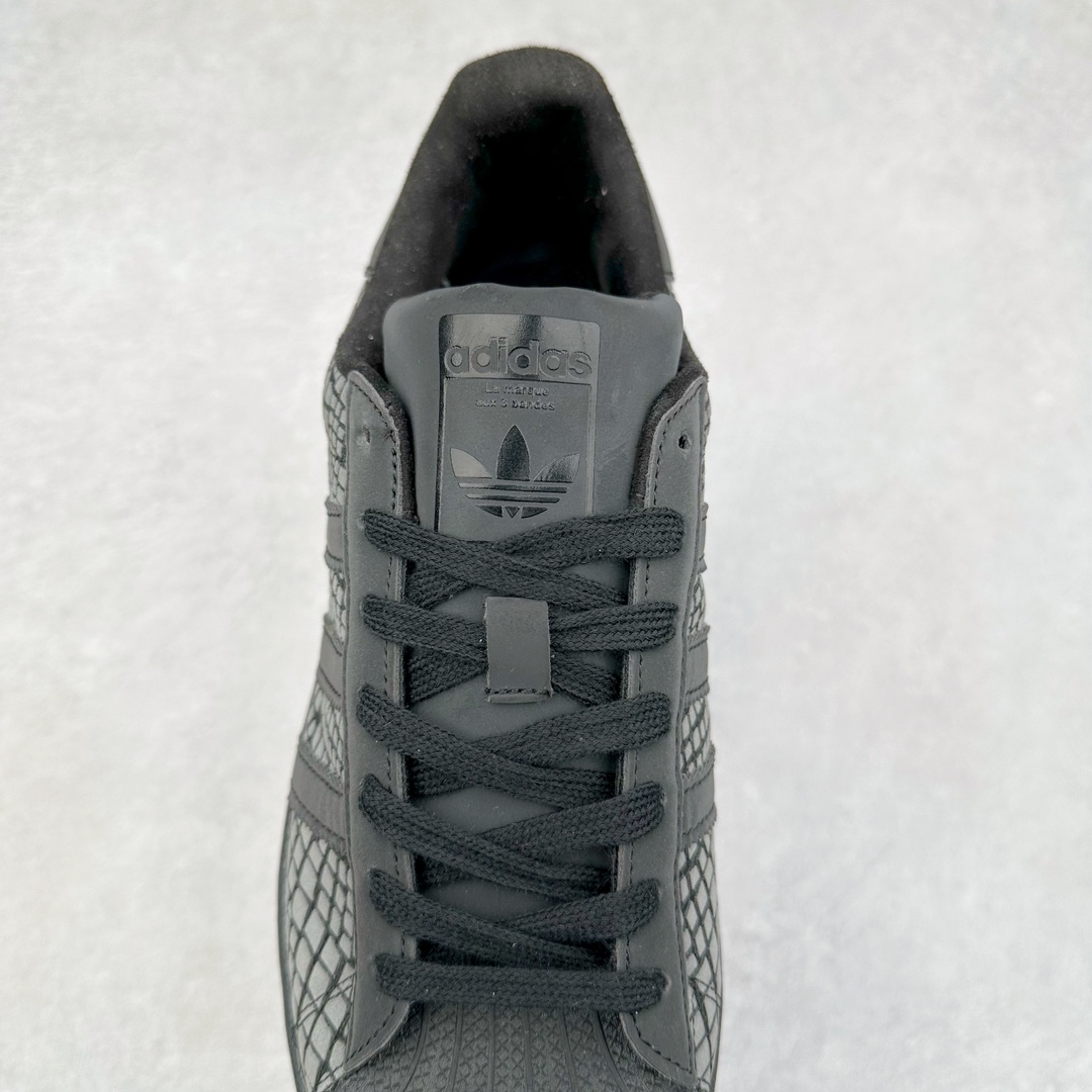 图片[5]-AD Originals Superstar 经典复古贝壳头板鞋 FW4391 诞生于1969年 是第一双将全皮面鞋 身与橡胶鞋头结合在一起的低帮篮球鞋 Superstar最开始 是作为高帮篮球鞋Pro Model的低帮版本而出现的 但因为其独特和醒目的橡胶鞋头造型而让大家熟知 被大家形象地称为\\\”shelltoe\\\”贝壳头 在70年代的美国职业篮球场上 接近3/4的NBA球员都将这双Superstar作为场上用鞋 80年代之后 经过不断的改良和发展 Superstar逐渐成为横跨时装、音乐、街头文化、休闲和运动等各大领域的时尚潮鞋 尺码：36 36.5 37 38 38.5 39 40 40.5 41 42 42.5 43 44 44.5 45-选品中心