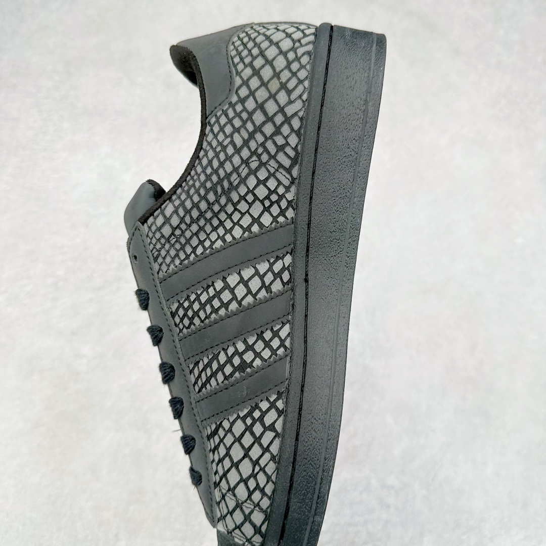 图片[7]-AD Originals Superstar 经典复古贝壳头板鞋 FW4391 诞生于1969年 是第一双将全皮面鞋 身与橡胶鞋头结合在一起的低帮篮球鞋 Superstar最开始 是作为高帮篮球鞋Pro Model的低帮版本而出现的 但因为其独特和醒目的橡胶鞋头造型而让大家熟知 被大家形象地称为\\\”shelltoe\\\”贝壳头 在70年代的美国职业篮球场上 接近3/4的NBA球员都将这双Superstar作为场上用鞋 80年代之后 经过不断的改良和发展 Superstar逐渐成为横跨时装、音乐、街头文化、休闲和运动等各大领域的时尚潮鞋 尺码：36 36.5 37 38 38.5 39 40 40.5 41 42 42.5 43 44 44.5 45-选品中心