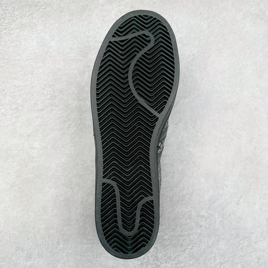 图片[9]-AD Originals Superstar 经典复古贝壳头板鞋 FW4391 诞生于1969年 是第一双将全皮面鞋 身与橡胶鞋头结合在一起的低帮篮球鞋 Superstar最开始 是作为高帮篮球鞋Pro Model的低帮版本而出现的 但因为其独特和醒目的橡胶鞋头造型而让大家熟知 被大家形象地称为\\\”shelltoe\\\”贝壳头 在70年代的美国职业篮球场上 接近3/4的NBA球员都将这双Superstar作为场上用鞋 80年代之后 经过不断的改良和发展 Superstar逐渐成为横跨时装、音乐、街头文化、休闲和运动等各大领域的时尚潮鞋 尺码：36 36.5 37 38 38.5 39 40 40.5 41 42 42.5 43 44 44.5 45-选品中心