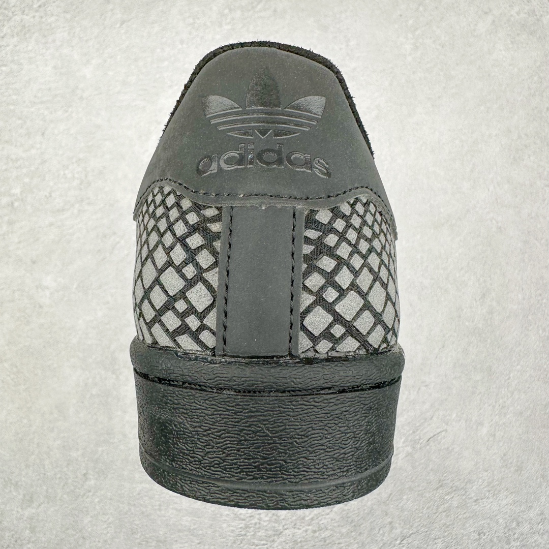 图片[8]-AD Originals Superstar 经典复古贝壳头板鞋 FW4391 诞生于1969年 是第一双将全皮面鞋 身与橡胶鞋头结合在一起的低帮篮球鞋 Superstar最开始 是作为高帮篮球鞋Pro Model的低帮版本而出现的 但因为其独特和醒目的橡胶鞋头造型而让大家熟知 被大家形象地称为\\\”shelltoe\\\”贝壳头 在70年代的美国职业篮球场上 接近3/4的NBA球员都将这双Superstar作为场上用鞋 80年代之后 经过不断的改良和发展 Superstar逐渐成为横跨时装、音乐、街头文化、休闲和运动等各大领域的时尚潮鞋 尺码：36 36.5 37 38 38.5 39 40 40.5 41 42 42.5 43 44 44.5 45-选品中心