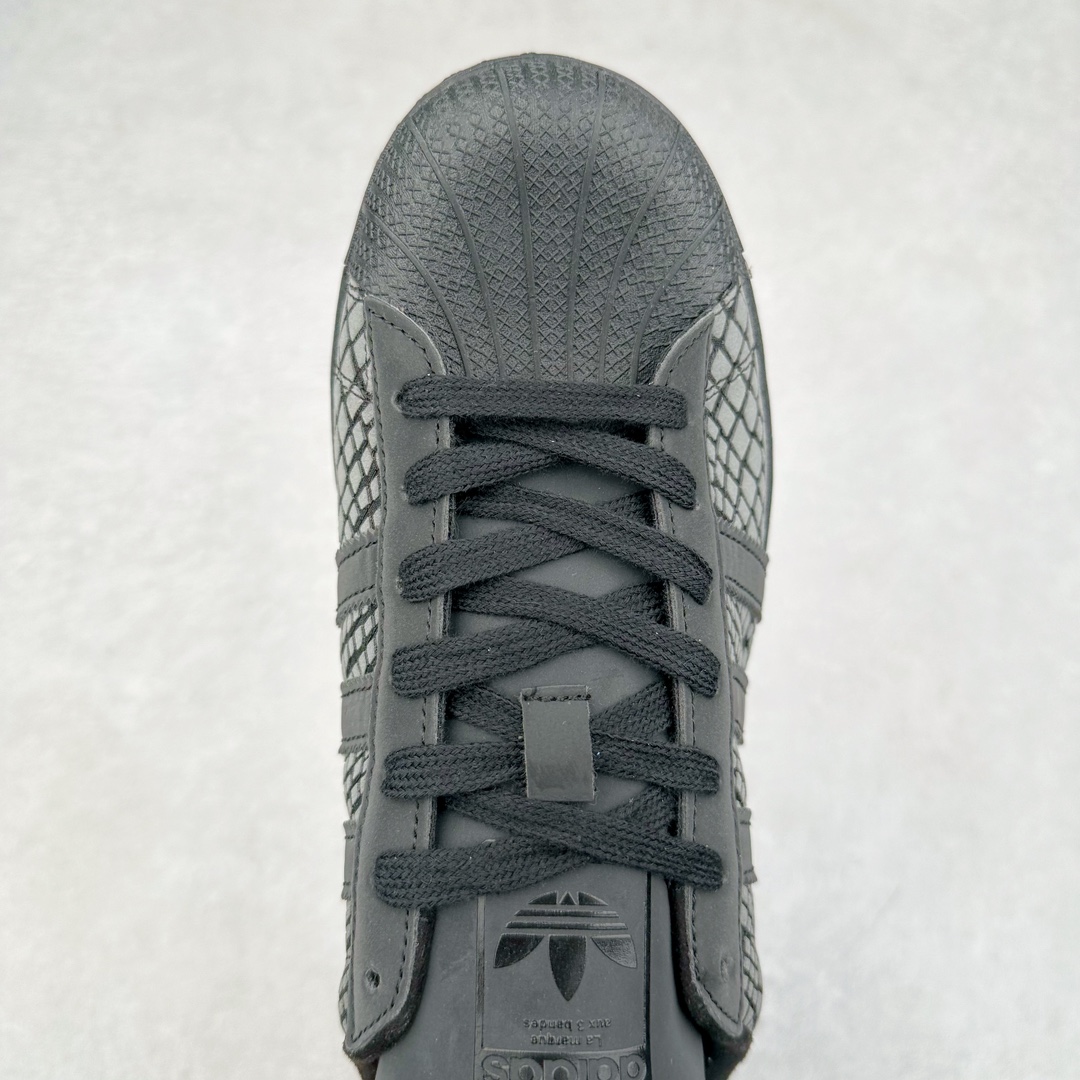 图片[4]-AD Originals Superstar 经典复古贝壳头板鞋 FW4391 诞生于1969年 是第一双将全皮面鞋 身与橡胶鞋头结合在一起的低帮篮球鞋 Superstar最开始 是作为高帮篮球鞋Pro Model的低帮版本而出现的 但因为其独特和醒目的橡胶鞋头造型而让大家熟知 被大家形象地称为\\\”shelltoe\\\”贝壳头 在70年代的美国职业篮球场上 接近3/4的NBA球员都将这双Superstar作为场上用鞋 80年代之后 经过不断的改良和发展 Superstar逐渐成为横跨时装、音乐、街头文化、休闲和运动等各大领域的时尚潮鞋 尺码：36 36.5 37 38 38.5 39 40 40.5 41 42 42.5 43 44 44.5 45-选品中心