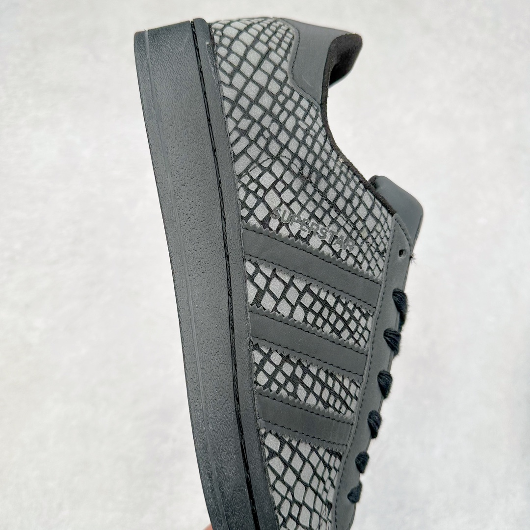 图片[6]-AD Originals Superstar 经典复古贝壳头板鞋 FW4391 诞生于1969年 是第一双将全皮面鞋 身与橡胶鞋头结合在一起的低帮篮球鞋 Superstar最开始 是作为高帮篮球鞋Pro Model的低帮版本而出现的 但因为其独特和醒目的橡胶鞋头造型而让大家熟知 被大家形象地称为\\\”shelltoe\\\”贝壳头 在70年代的美国职业篮球场上 接近3/4的NBA球员都将这双Superstar作为场上用鞋 80年代之后 经过不断的改良和发展 Superstar逐渐成为横跨时装、音乐、街头文化、休闲和运动等各大领域的时尚潮鞋 尺码：36 36.5 37 38 38.5 39 40 40.5 41 42 42.5 43 44 44.5 45-选品中心