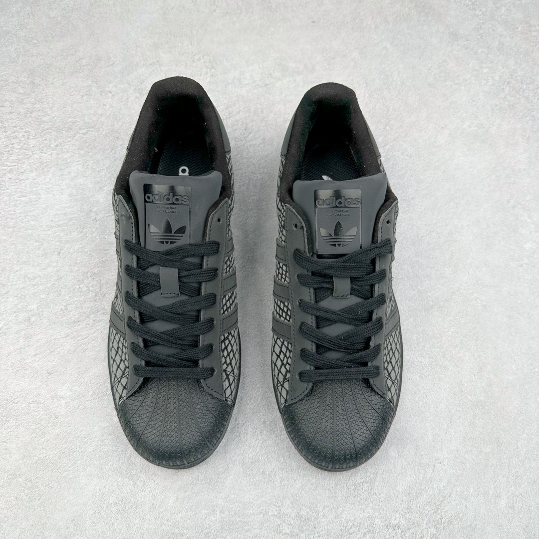 图片[2]-AD Originals Superstar 经典复古贝壳头板鞋 FW4391 诞生于1969年 是第一双将全皮面鞋 身与橡胶鞋头结合在一起的低帮篮球鞋 Superstar最开始 是作为高帮篮球鞋Pro Model的低帮版本而出现的 但因为其独特和醒目的橡胶鞋头造型而让大家熟知 被大家形象地称为\\\”shelltoe\\\”贝壳头 在70年代的美国职业篮球场上 接近3/4的NBA球员都将这双Superstar作为场上用鞋 80年代之后 经过不断的改良和发展 Superstar逐渐成为横跨时装、音乐、街头文化、休闲和运动等各大领域的时尚潮鞋 尺码：36 36.5 37 38 38.5 39 40 40.5 41 42 42.5 43 44 44.5 45-选品中心