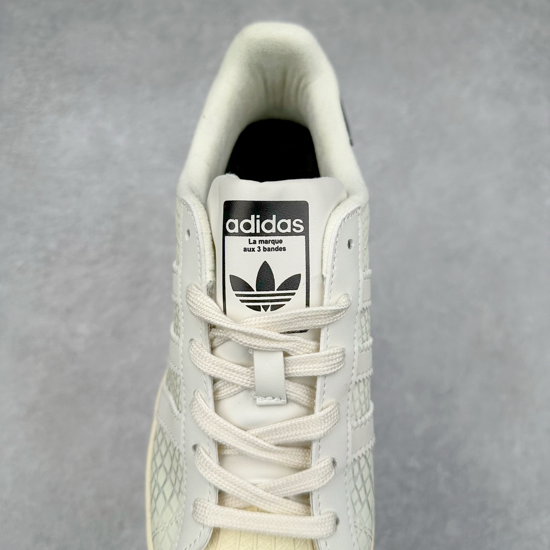 图片[5]-AD Originals Superstar 经典复古贝壳头板鞋 FY5253 诞生于1969年 是第一双将全皮面鞋 身与橡胶鞋头结合在一起的低帮篮球鞋 Superstar最开始 是作为高帮篮球鞋Pro Model的低帮版本而出现的 但因为其独特和醒目的橡胶鞋头造型而让大家熟知 被大家形象地称为\\\”shelltoe\\\”贝壳头 在70年代的美国职业篮球场上 接近3/4的NBA球员都将这双Superstar作为场上用鞋 80年代之后 经过不断的改良和发展 Superstar逐渐成为横跨时装、音乐、街头文化、休闲和运动等各大领域的时尚潮鞋 尺码：36 36.5 37 38 38.5 39 40 40.5 41 42 42.5 43 44 44.5 45-选品中心