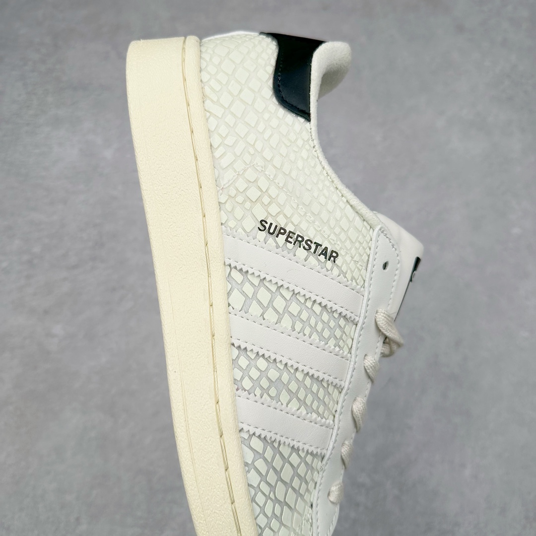 图片[6]-AD Originals Superstar 经典复古贝壳头板鞋 FY5253 诞生于1969年 是第一双将全皮面鞋 身与橡胶鞋头结合在一起的低帮篮球鞋 Superstar最开始 是作为高帮篮球鞋Pro Model的低帮版本而出现的 但因为其独特和醒目的橡胶鞋头造型而让大家熟知 被大家形象地称为\\\”shelltoe\\\”贝壳头 在70年代的美国职业篮球场上 接近3/4的NBA球员都将这双Superstar作为场上用鞋 80年代之后 经过不断的改良和发展 Superstar逐渐成为横跨时装、音乐、街头文化、休闲和运动等各大领域的时尚潮鞋 尺码：36 36.5 37 38 38.5 39 40 40.5 41 42 42.5 43 44 44.5 45-选品中心