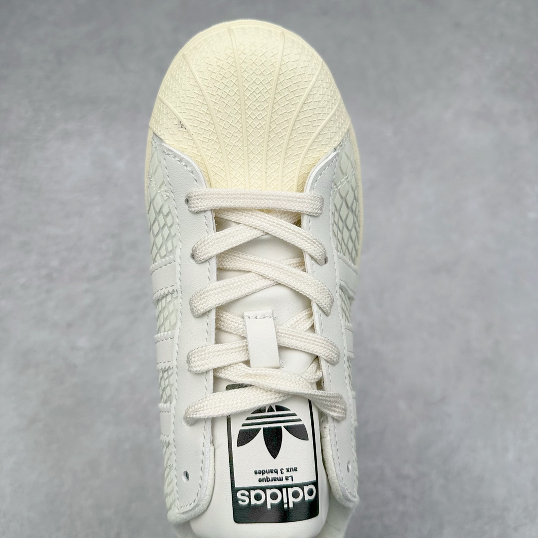 图片[4]-AD Originals Superstar 经典复古贝壳头板鞋 FY5253 诞生于1969年 是第一双将全皮面鞋 身与橡胶鞋头结合在一起的低帮篮球鞋 Superstar最开始 是作为高帮篮球鞋Pro Model的低帮版本而出现的 但因为其独特和醒目的橡胶鞋头造型而让大家熟知 被大家形象地称为\\\”shelltoe\\\”贝壳头 在70年代的美国职业篮球场上 接近3/4的NBA球员都将这双Superstar作为场上用鞋 80年代之后 经过不断的改良和发展 Superstar逐渐成为横跨时装、音乐、街头文化、休闲和运动等各大领域的时尚潮鞋 尺码：36 36.5 37 38 38.5 39 40 40.5 41 42 42.5 43 44 44.5 45-选品中心